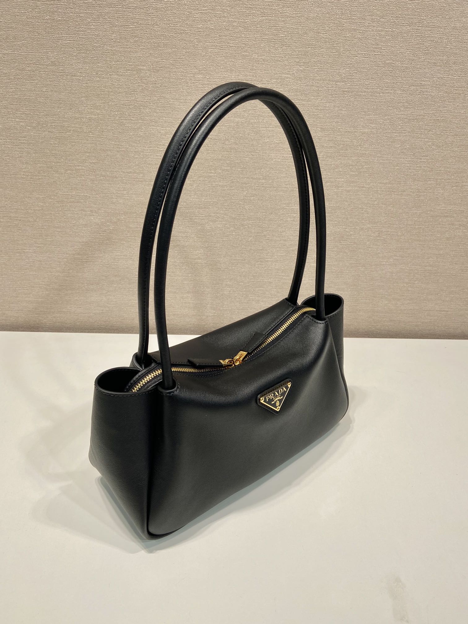 PRA 28 LARGE BLACK CALFSKIN HANDBAG mysite