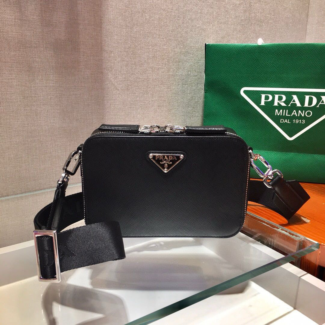 PRA CAMERA BAG 18CM IN BLACK TRIANGLE PATTERN COWHIDE SILVER HARDWARE mysite