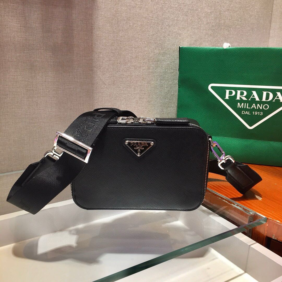 PRA CAMERA BAG 18CM IN BLACK TRIANGLE PATTERN COWHIDE SILVER HARDWARE mysite