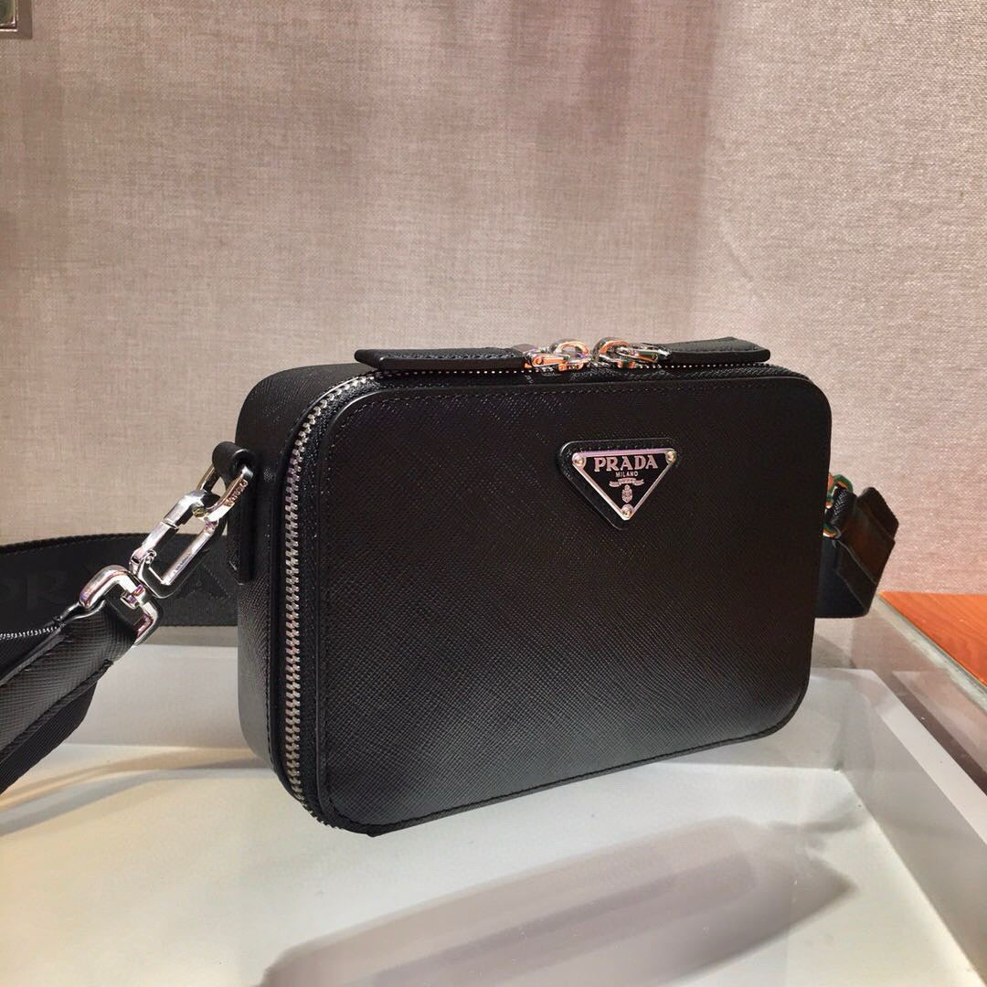 PRA CAMERA BAG 18CM IN BLACK TRIANGLE PATTERN COWHIDE SILVER HARDWARE mysite
