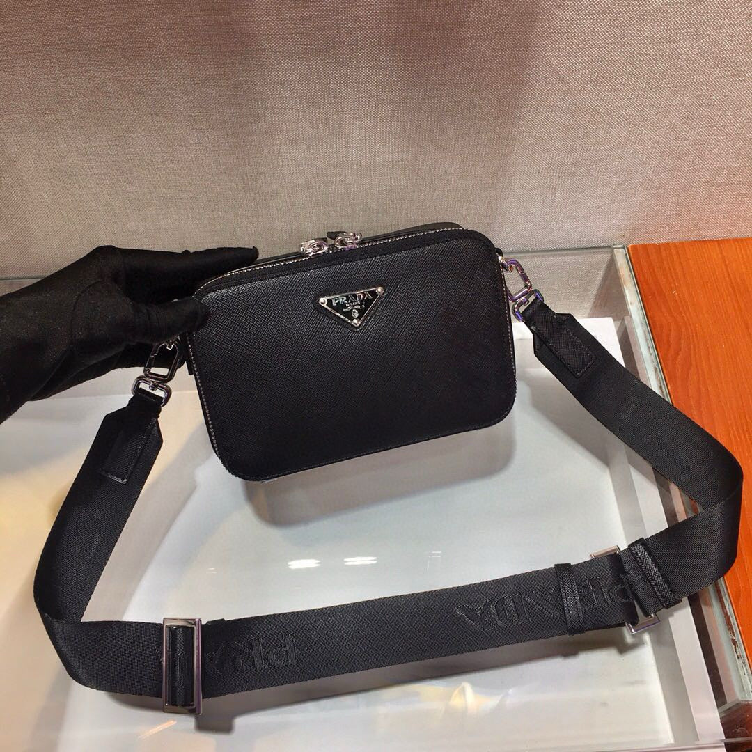 PRA CAMERA BAG 18CM IN BLACK TRIANGLE PATTERN COWHIDE SILVER HARDWARE mysite