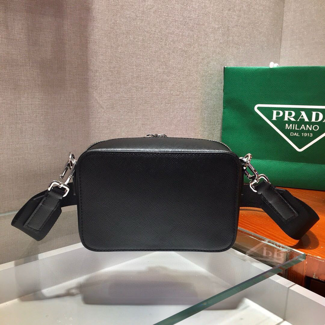 PRA CAMERA BAG 18CM IN BLACK TRIANGLE PATTERN COWHIDE SILVER HARDWARE mysite