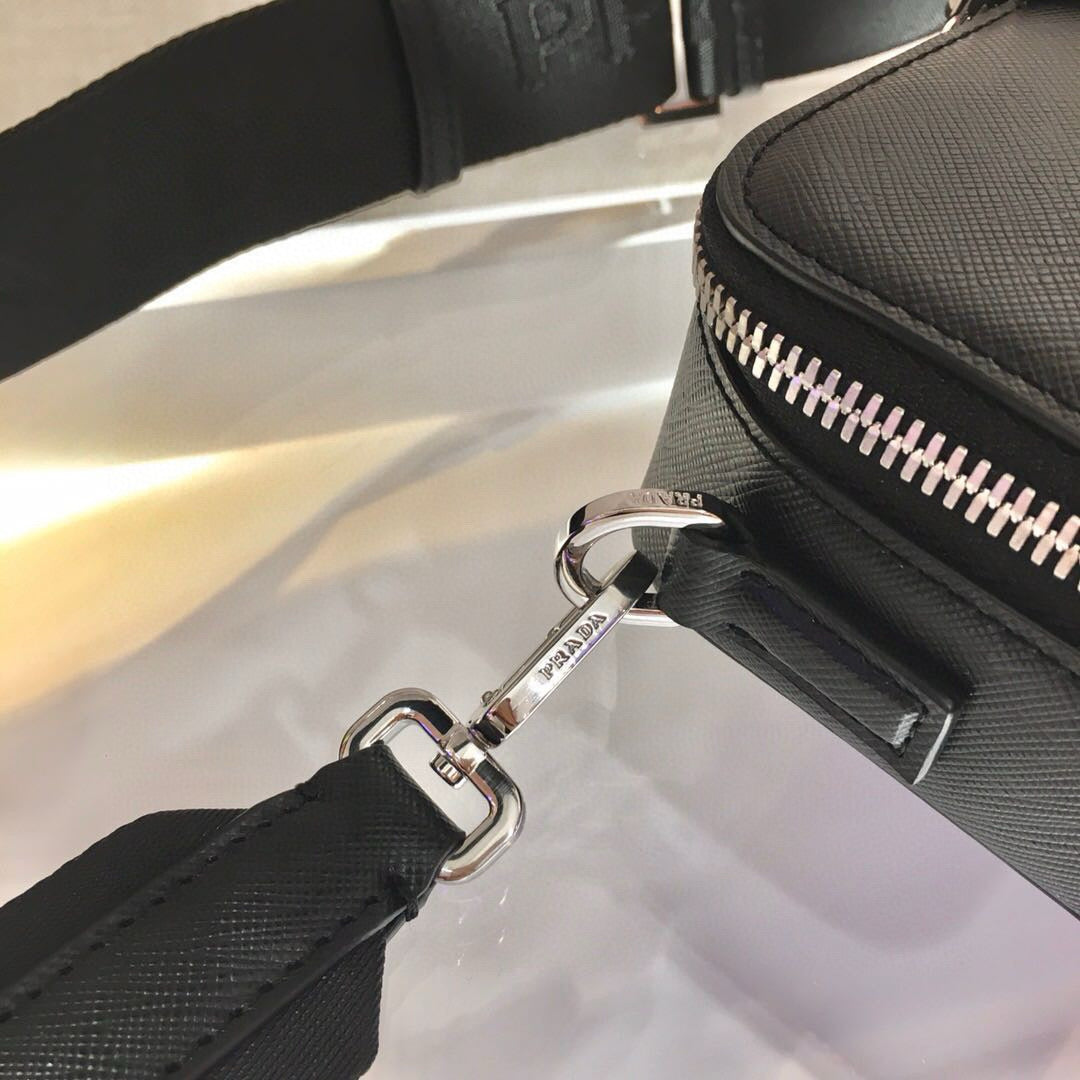 PRA CAMERA BAG 18CM IN BLACK TRIANGLE PATTERN COWHIDE SILVER HARDWARE mysite