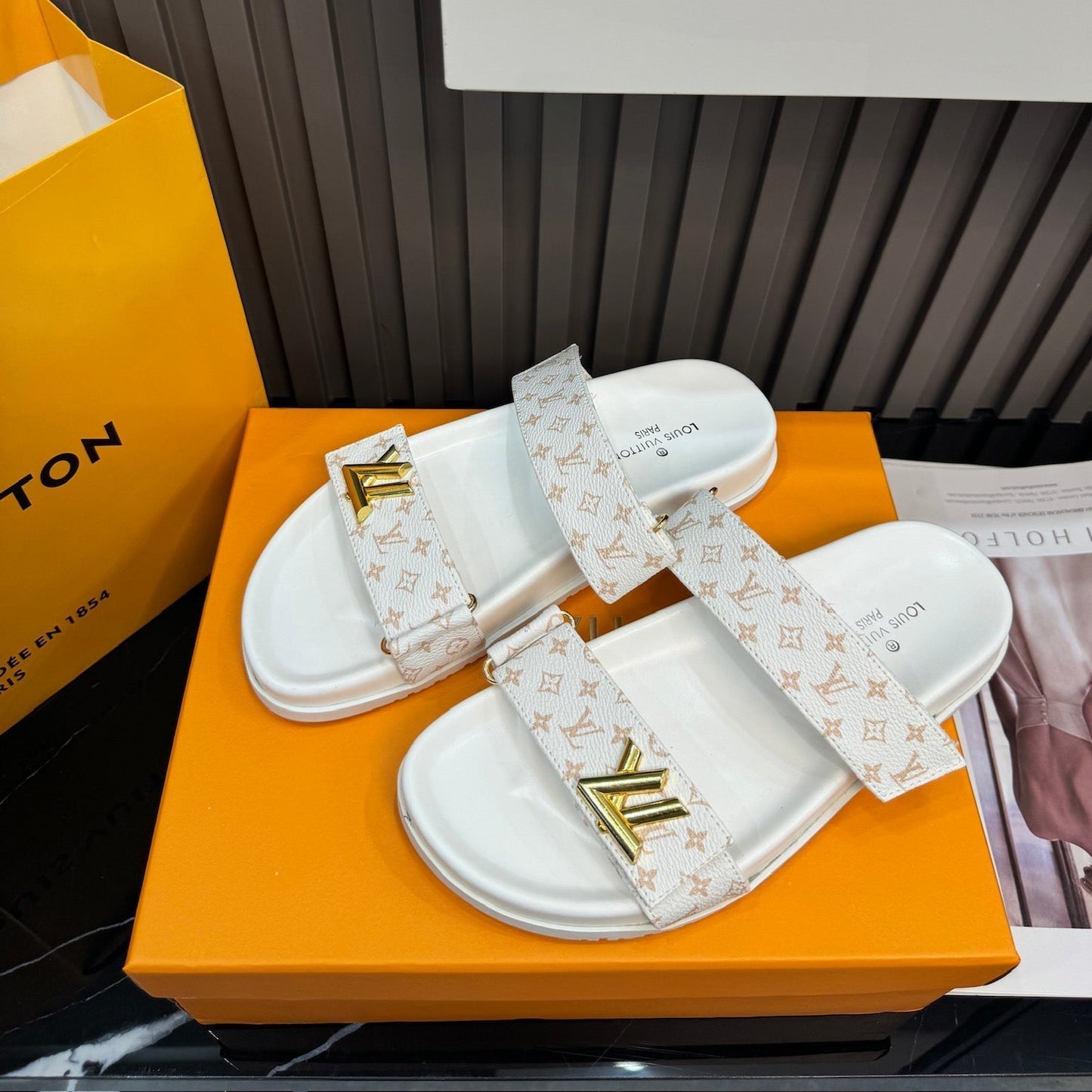 Unis-1ex Leather Monogram Sandals-1 mysite