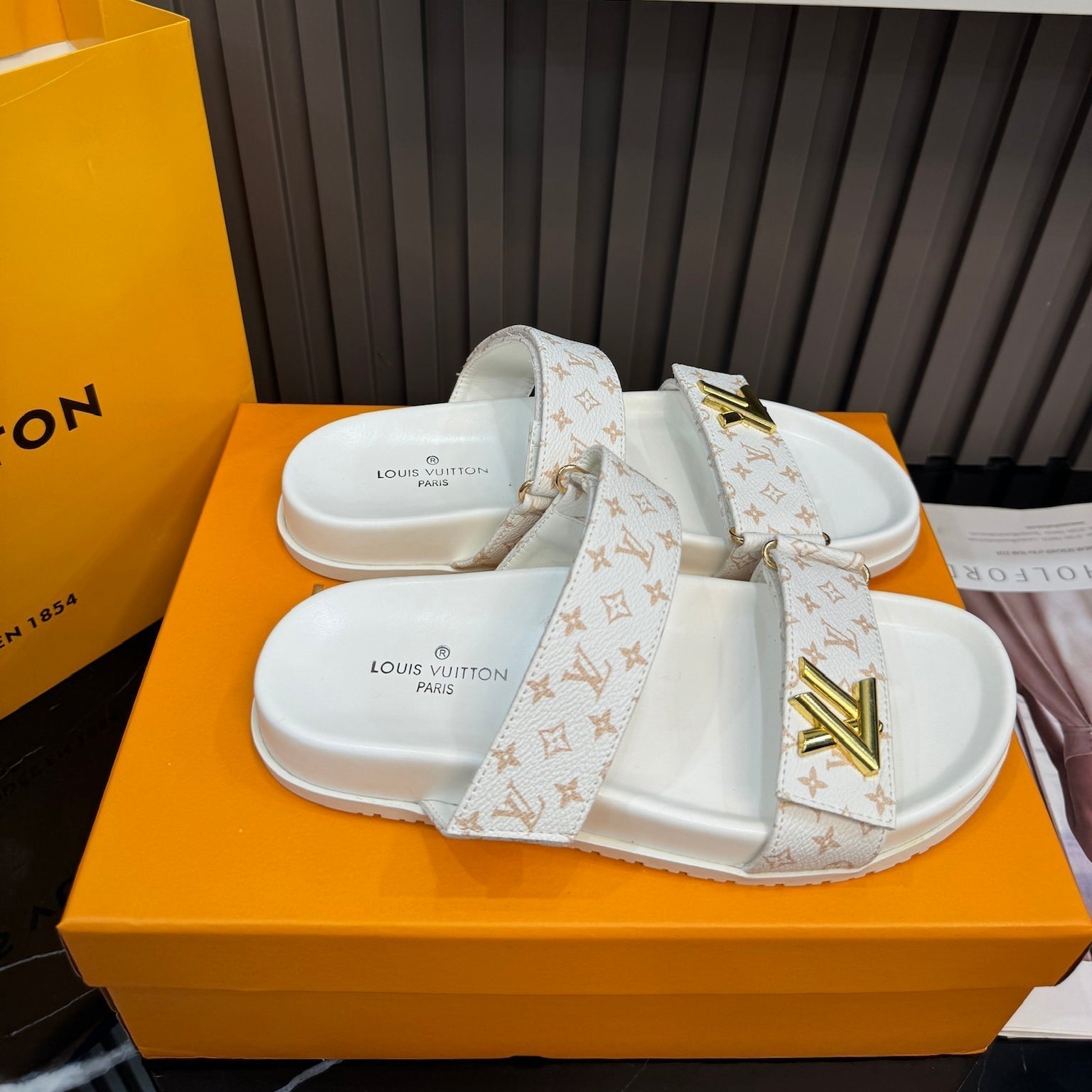 Unis-1ex Leather Monogram Sandals-1 mysite