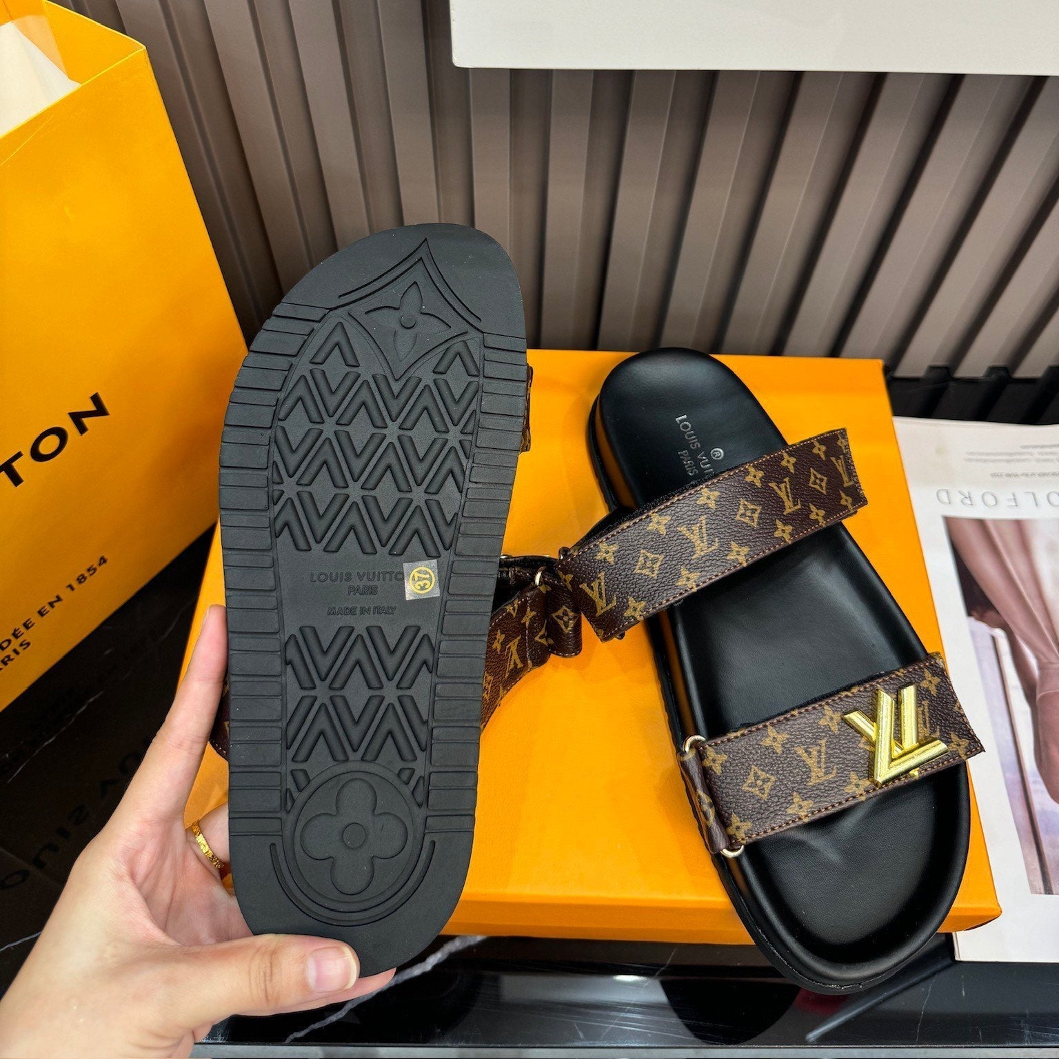 Unis-1ex Leather Monogram Sandals-1 mysite