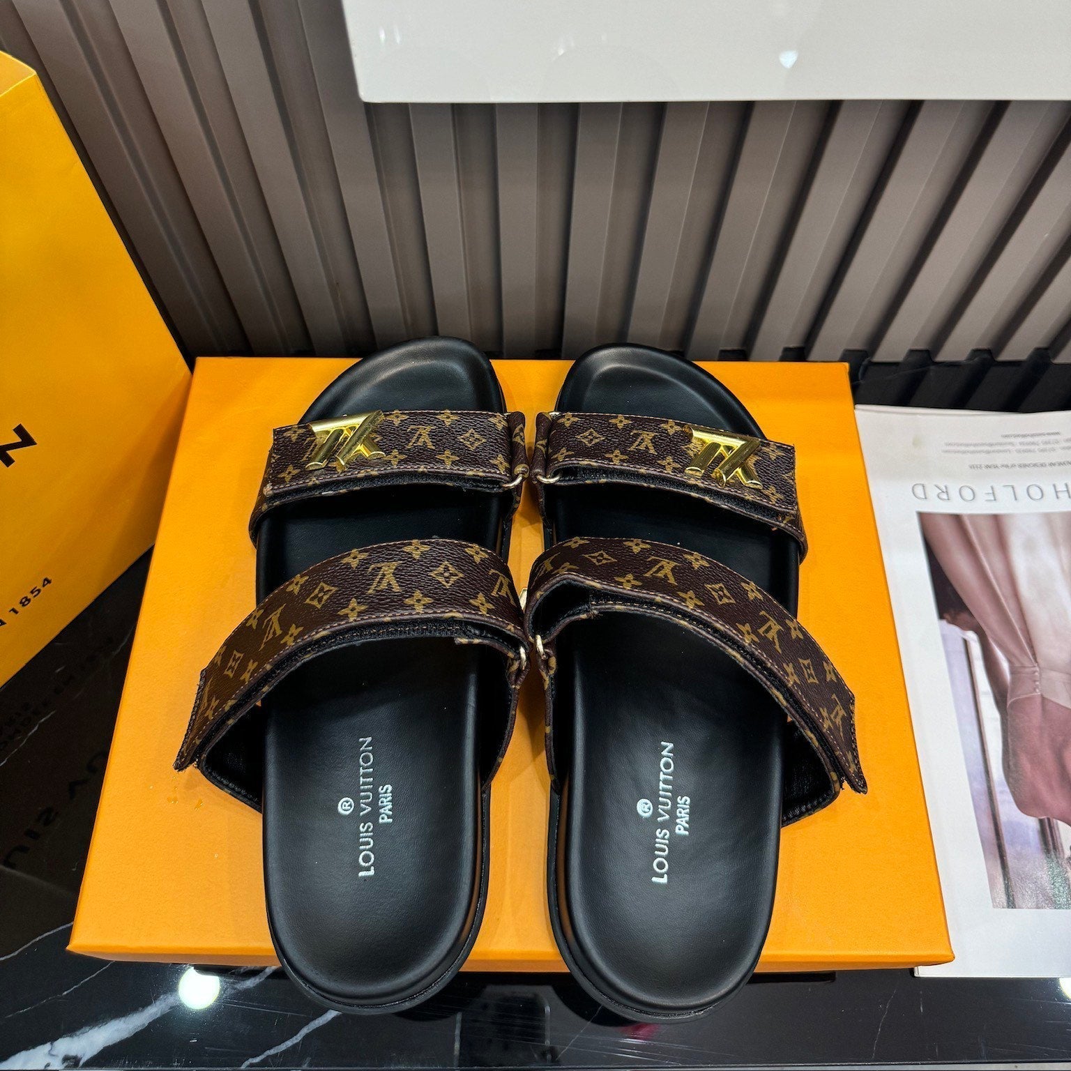 Unis-1ex Leather Monogram Sandals-1 mysite