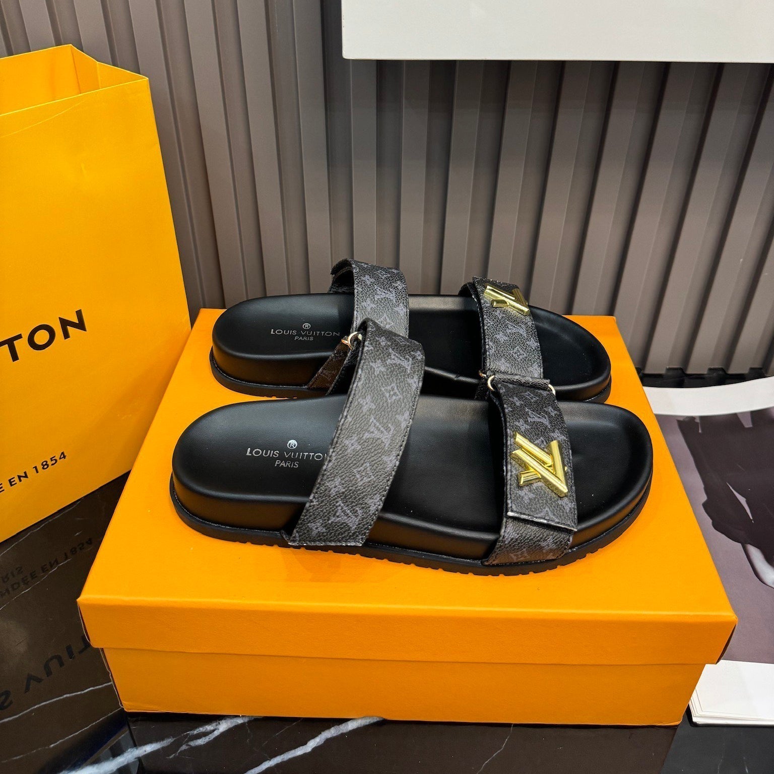 Unis-1ex Leather Monogram Sandals-1 mysite