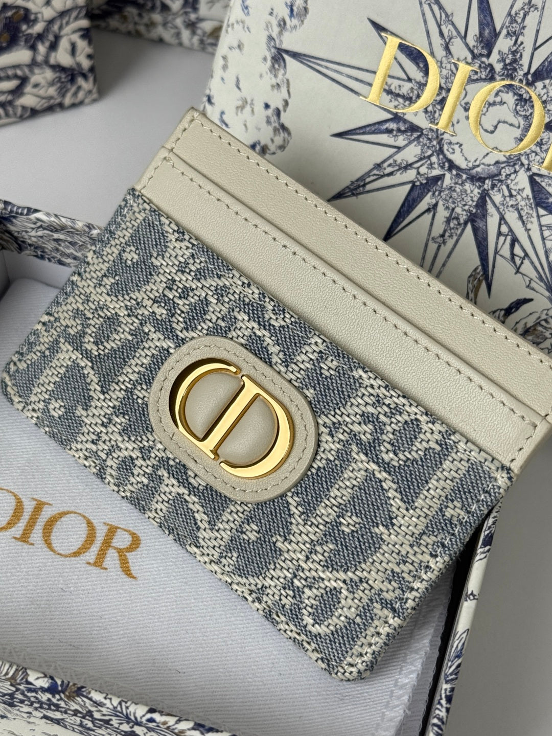 CD 30 Montaigne Freesia Card Holder 10cm White Grey Jacquard