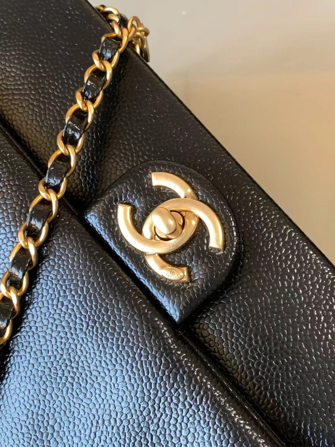 CLASSIC FLAP BAG 22 IN BLACK CALFSKIN GOLD HARDWARE mysite