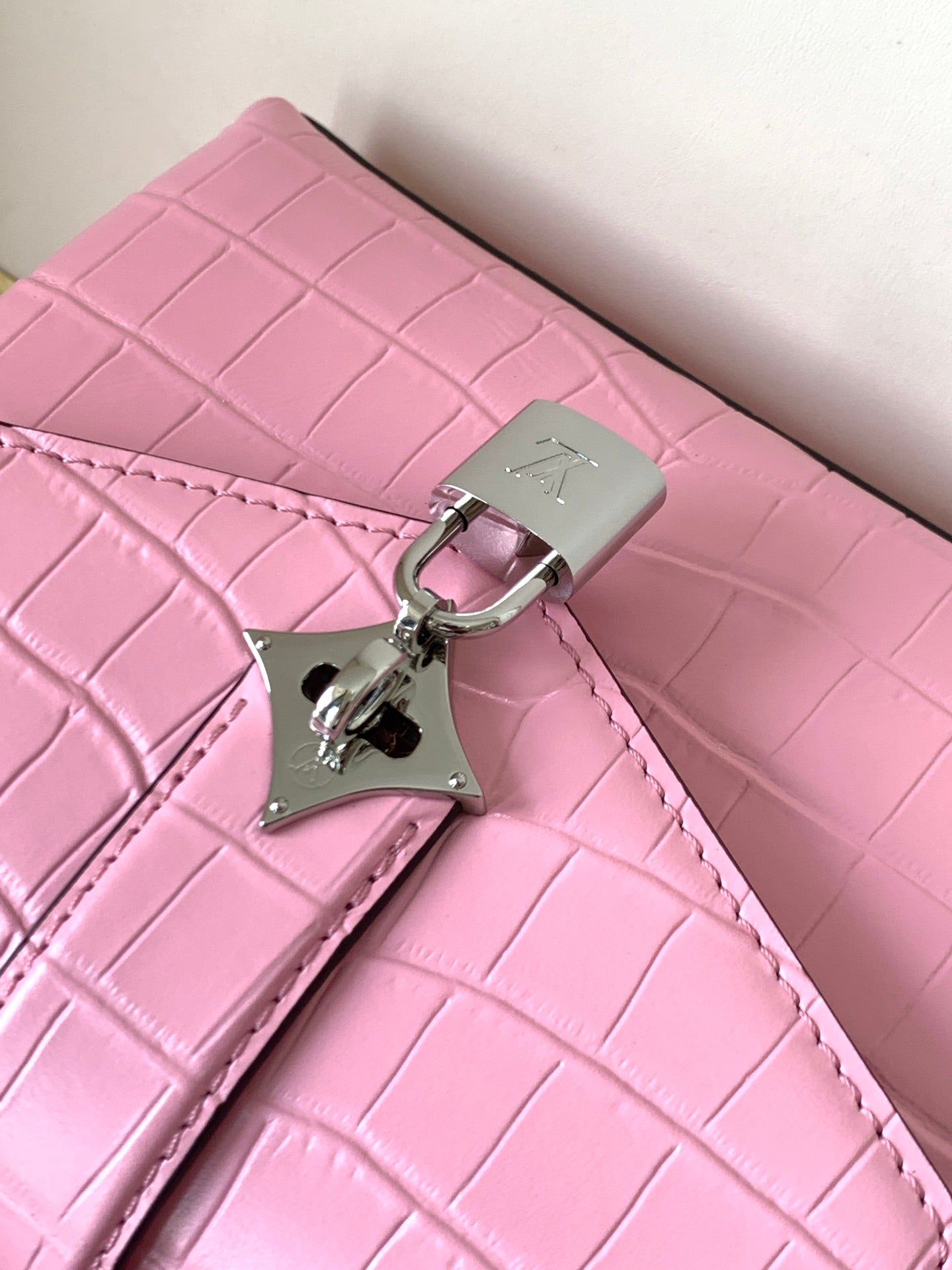 LV 25s Rose Des Vents Handbag 19cm Pink Crocodile Metal HW mysite