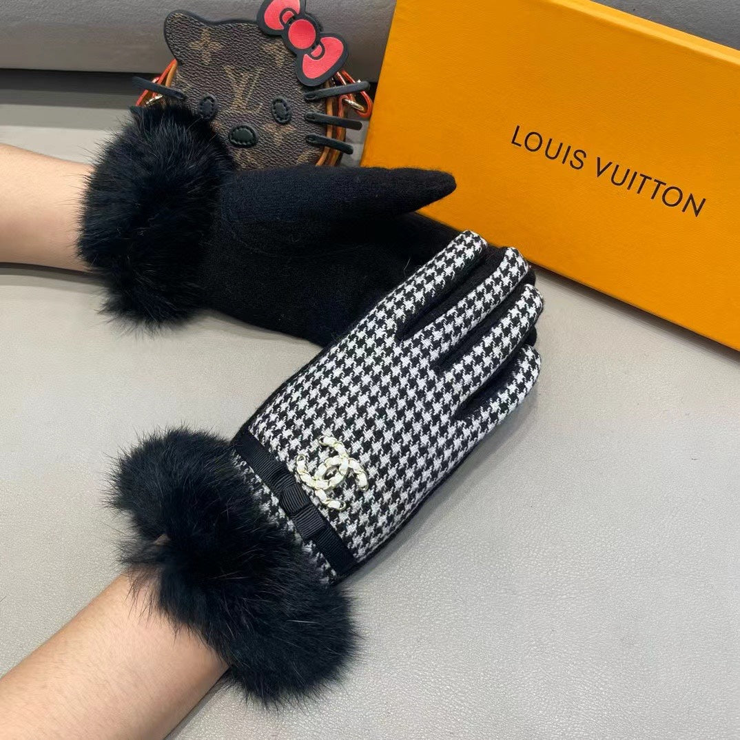 GLOVES IN BLACK MIX WHITE WOOL AND RABBIT FUR 417182 mysite