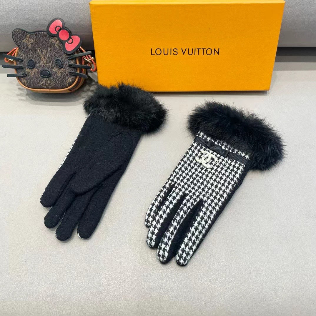 GLOVES IN BLACK MIX WHITE WOOL AND RABBIT FUR 417182 mysite