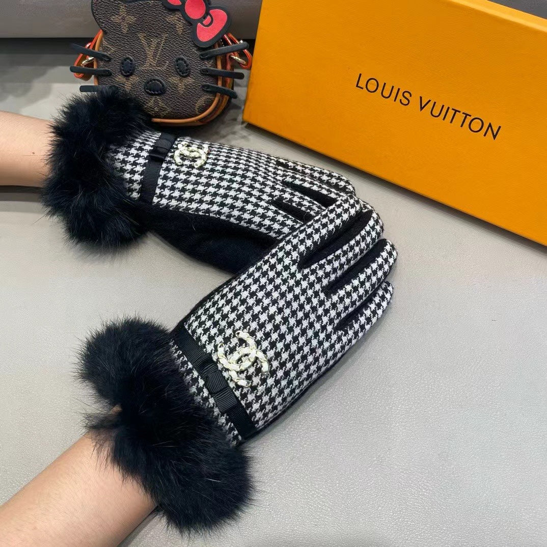 GLOVES IN BLACK MIX WHITE WOOL AND RABBIT FUR 417182 mysite