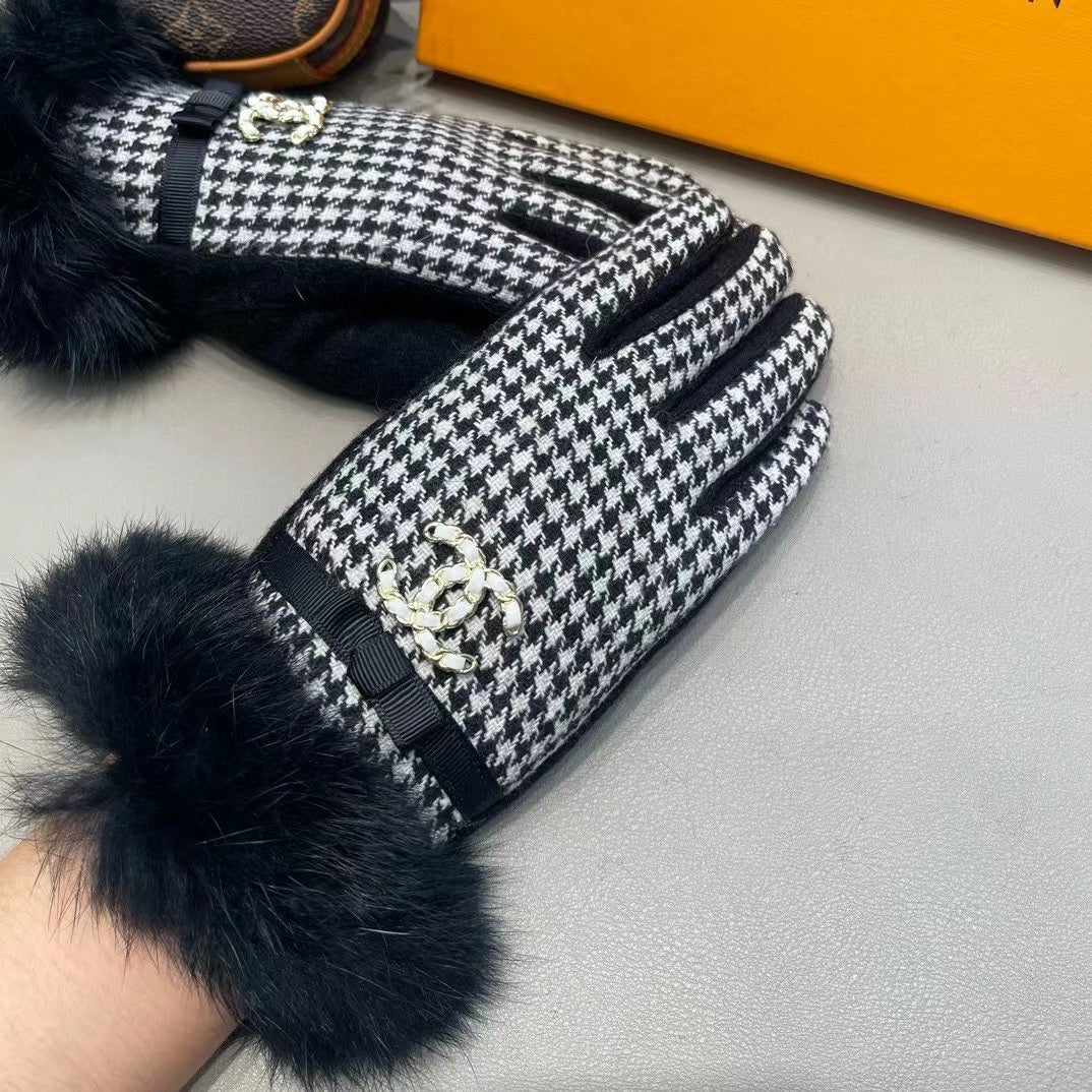 GLOVES IN BLACK MIX WHITE WOOL AND RABBIT FUR 417182 mysite