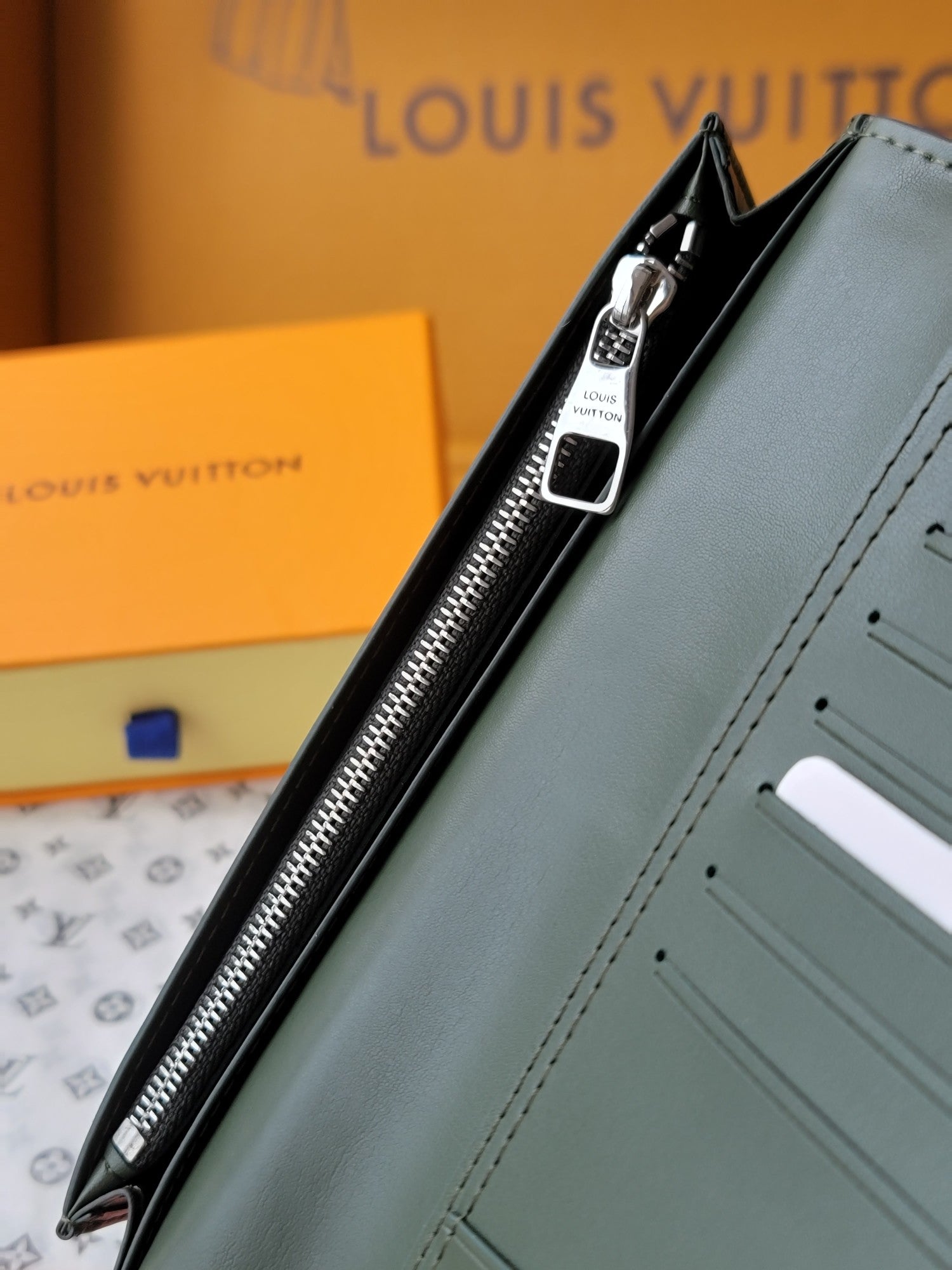 LV M84668 Brazza Wallet Multicolor Alligator Ostrich Calfskin mysite