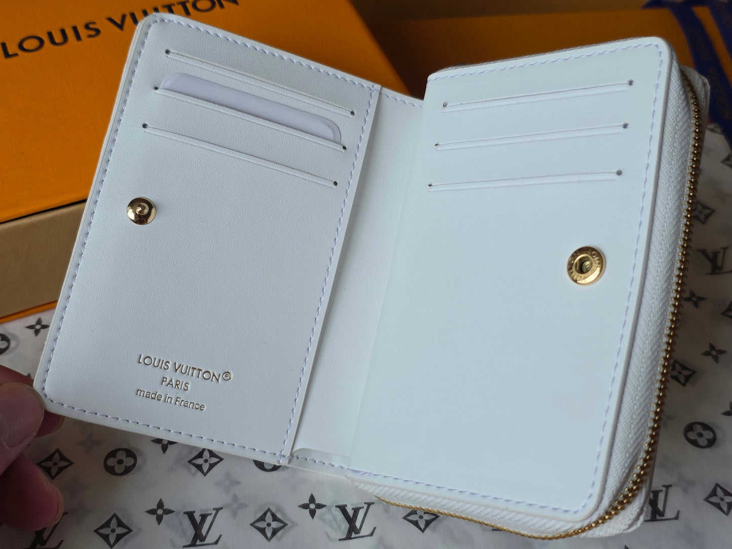 M25601 Lou Wallet  11.5cm Dream Beige Monogram Embossed Lambskin- Light GHW mysite