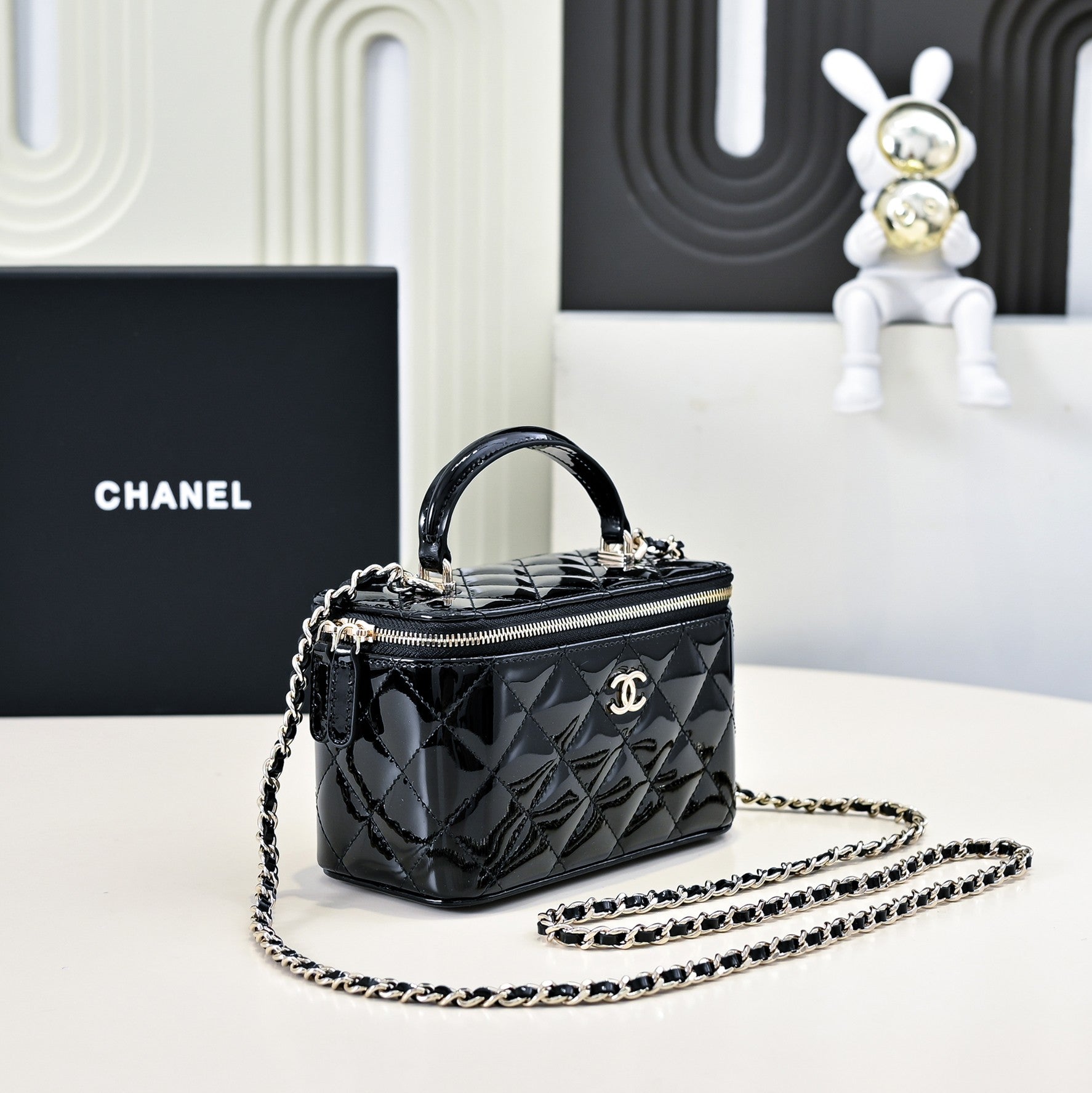CC 24P Vanity Top Handle 16.5cm Black Patent Calfskin Light Gold Hardware mysite