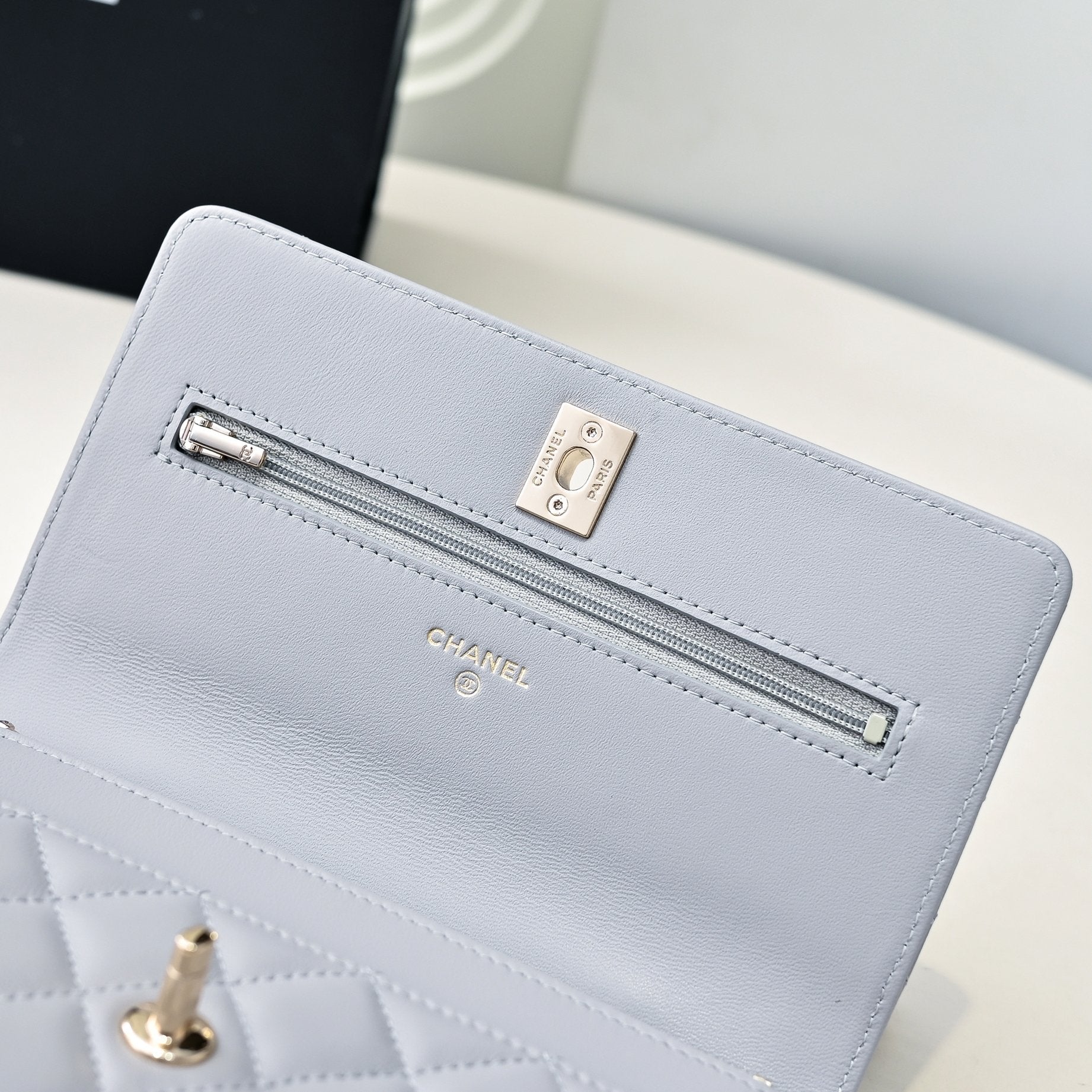 CC 24K Woc Top Handle 19cm Light Grey Lambskin Light Gold Hardware mysite