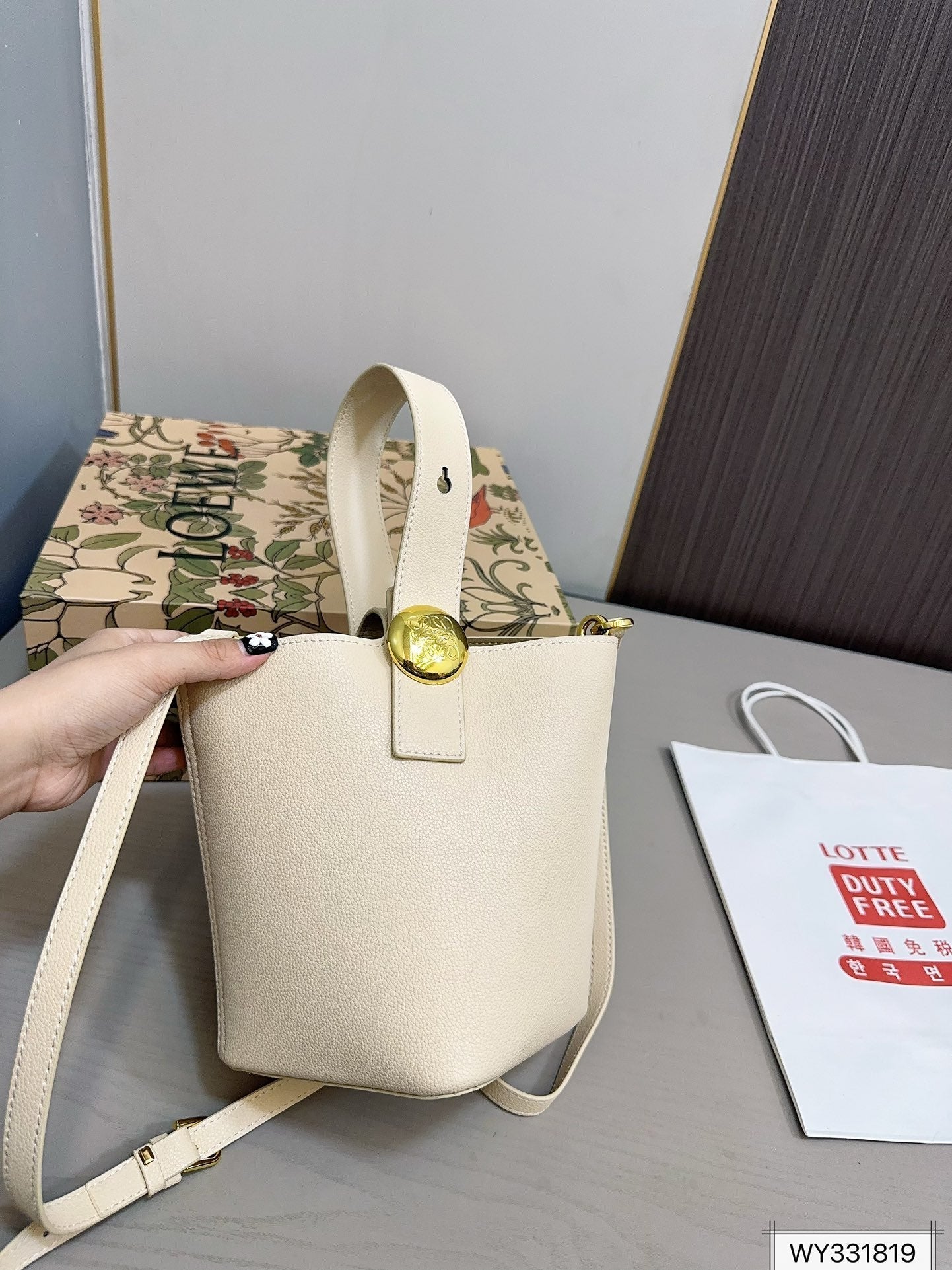 LOE MINI PEBBLE 20 BUCKET BAG IN WHITE GRAINED CALFSKIN mysite