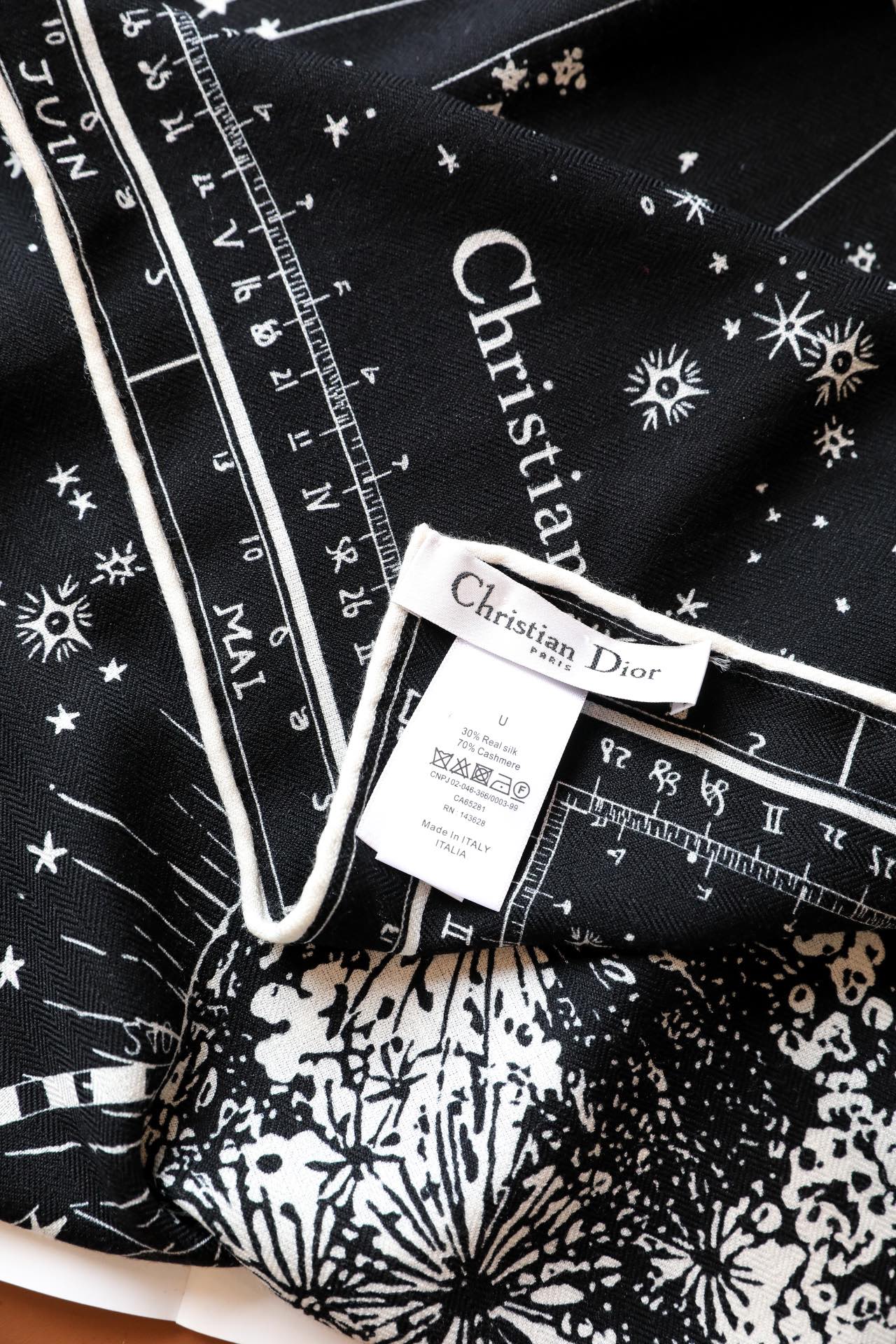 SQUARE SCARF 140 CM IN BLACK MIX WHITE MONOGRAM SILK 393136 mysite