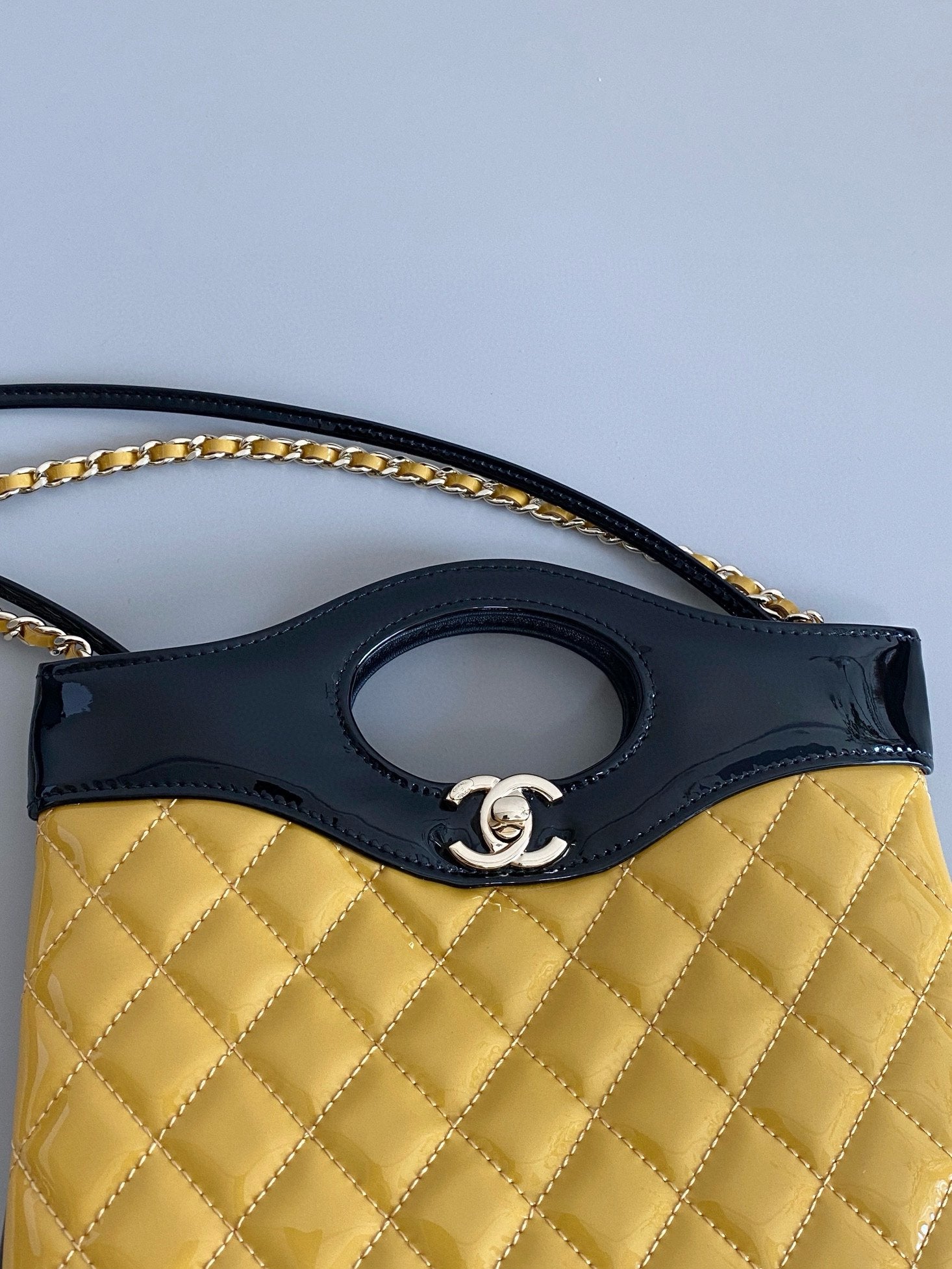 23a cc 31 mini shopping bag 23cm yellow black patent calfskin mysite