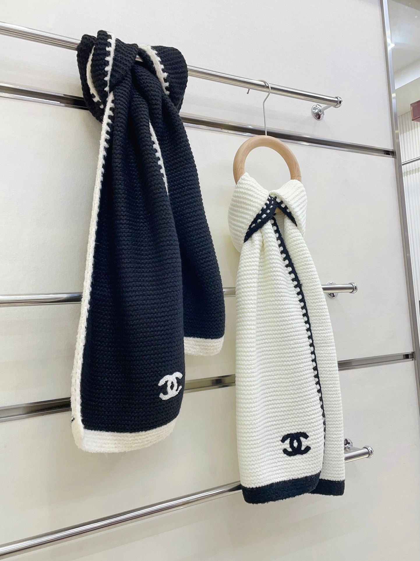 KNIT SCARF 200 CM IN BLACK CASHMERE WITH WHITE LOGO 383910 mysite