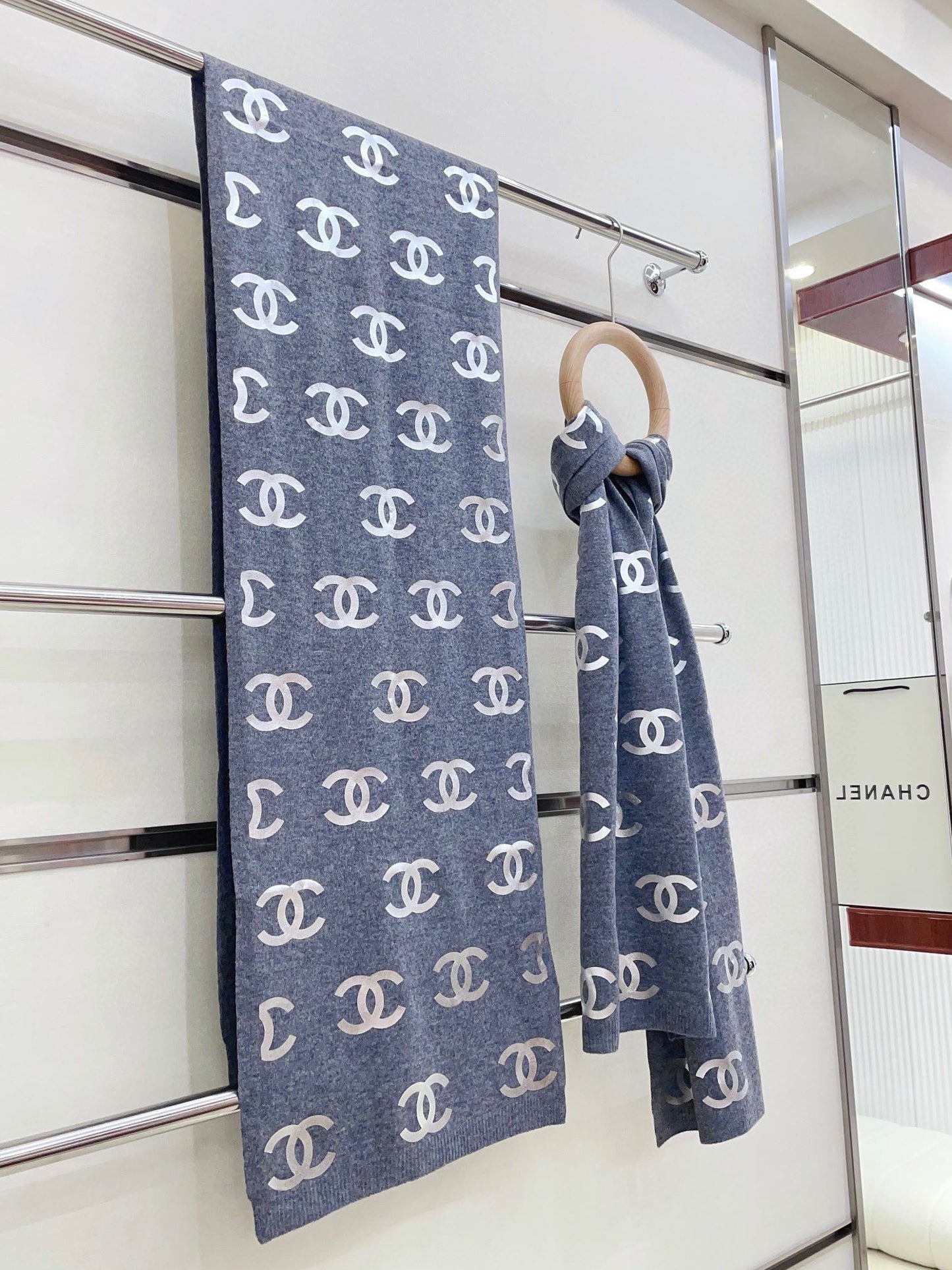 SCARF 190 CM IN COOL GRAY CASHMERE WITH SILVER LOGO 401170 mysite