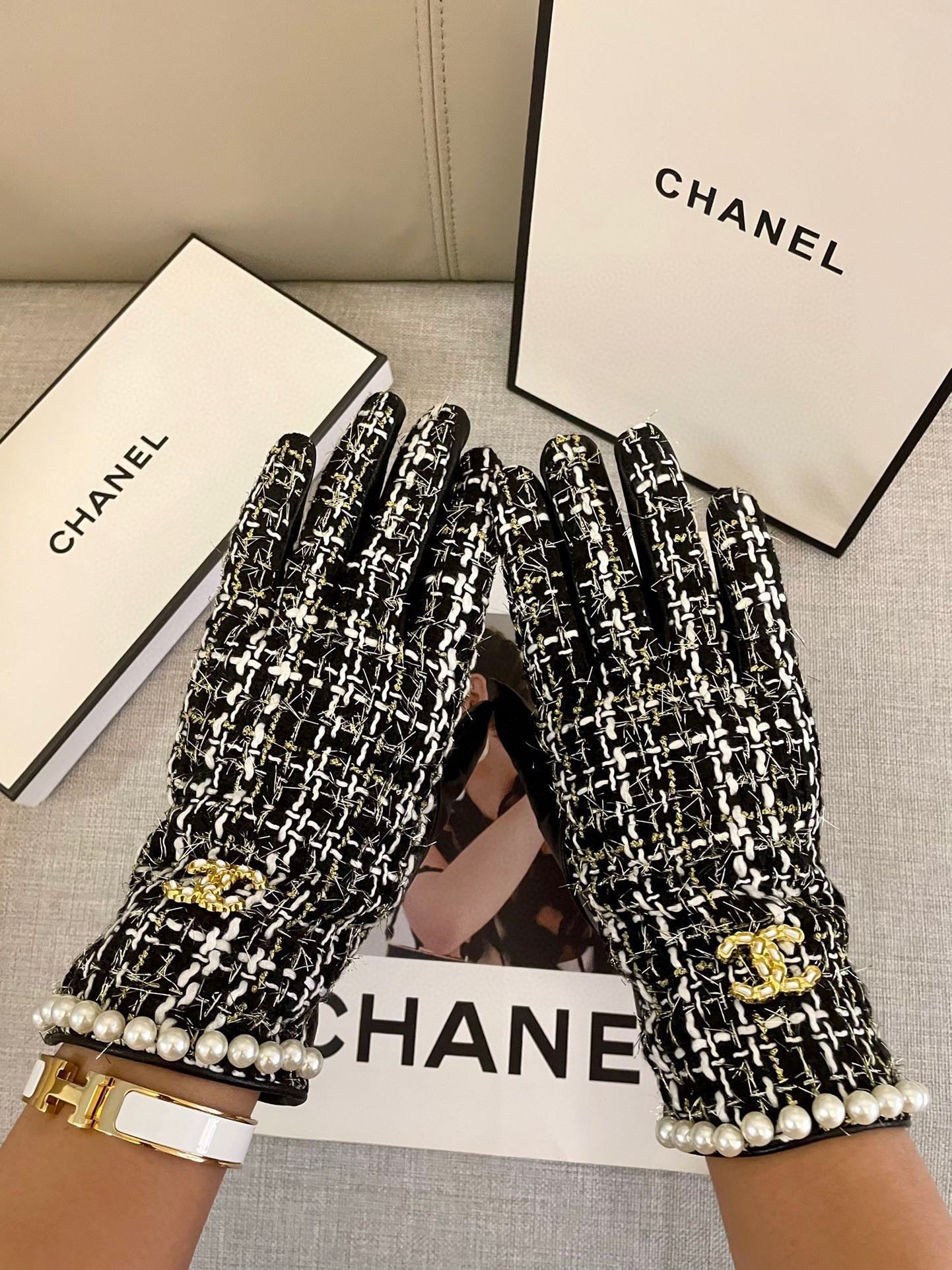 GLOVES IN BLACK MIX WHITE WOOL TWEED AND SHEEPSKIN 463846 mysite