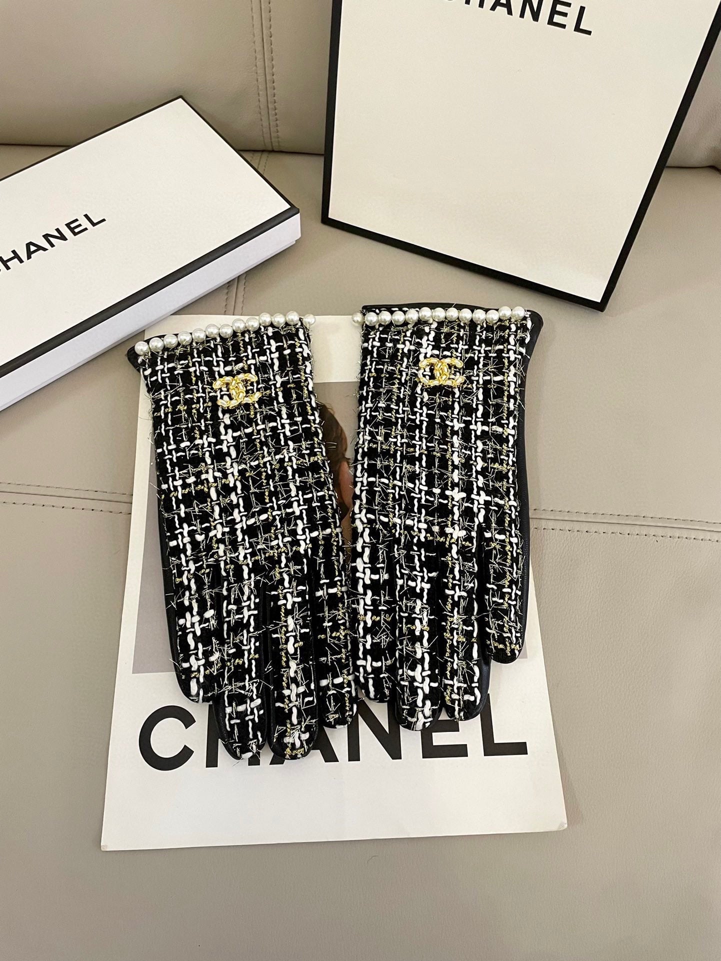 GLOVES IN BLACK MIX WHITE WOOL TWEED AND SHEEPSKIN 463846 mysite