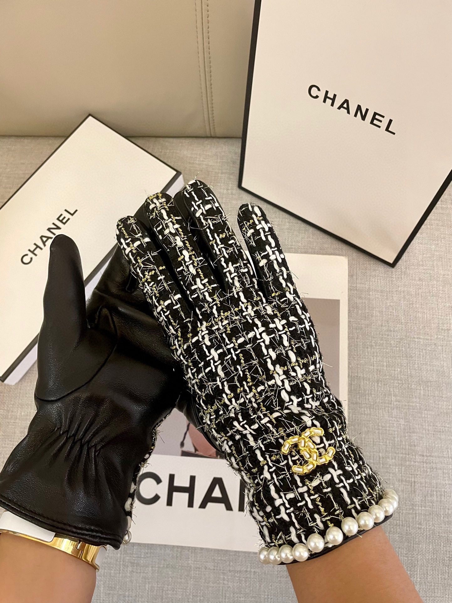 GLOVES IN BLACK MIX WHITE WOOL TWEED AND SHEEPSKIN 463846 mysite