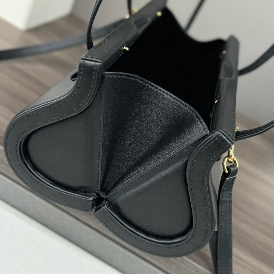CYLINDER BAG 25 IN BLACK CALFSKIN mysite