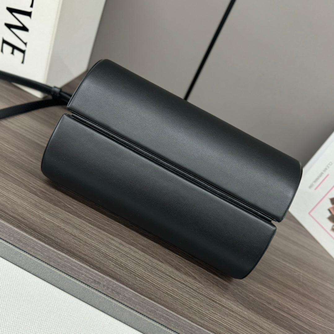 CYLINDER BAG 25 IN BLACK CALFSKIN mysite