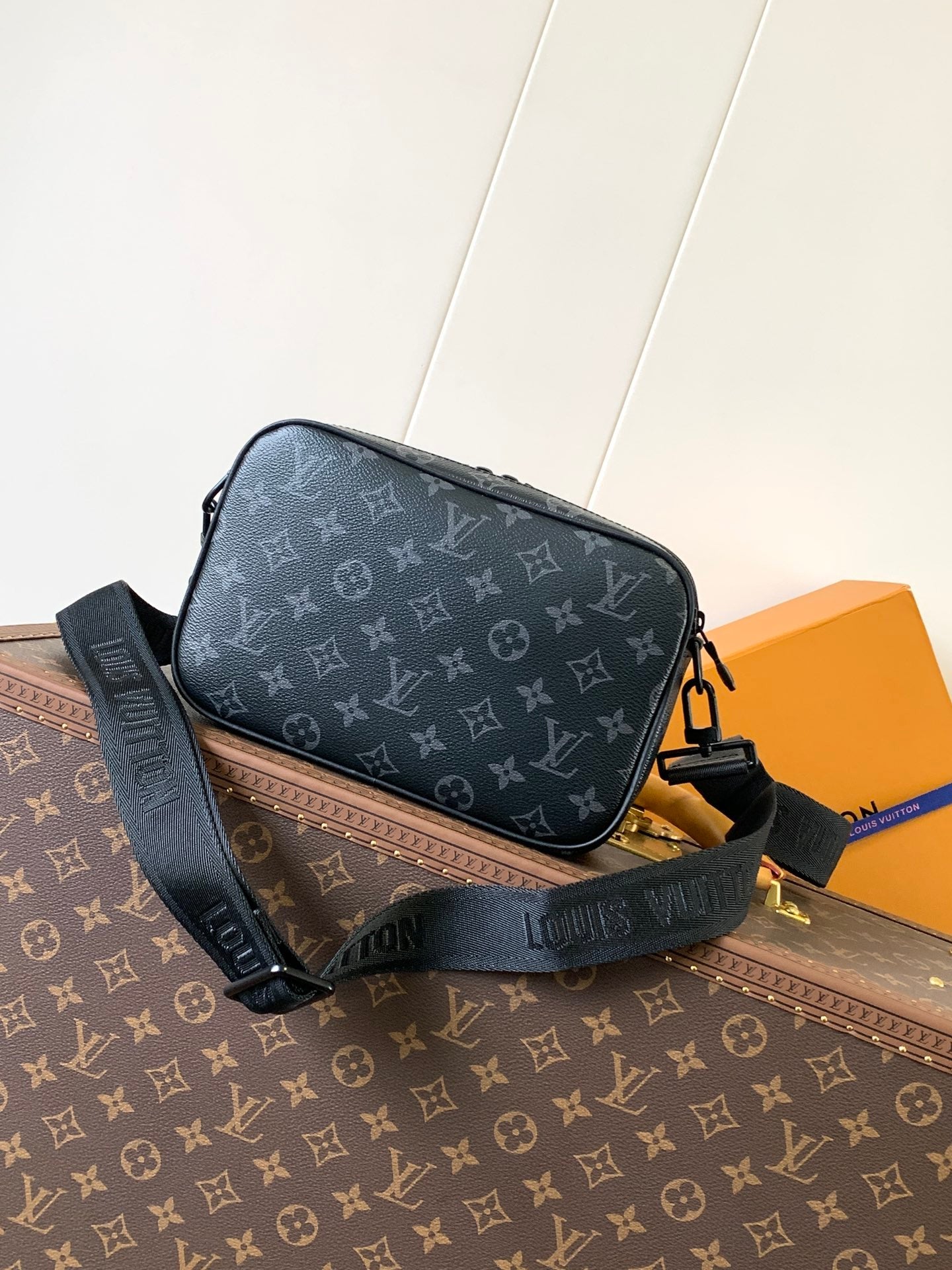 LV Alpha Messenger 24cm Black Monogram Eclipse Canvas mysite