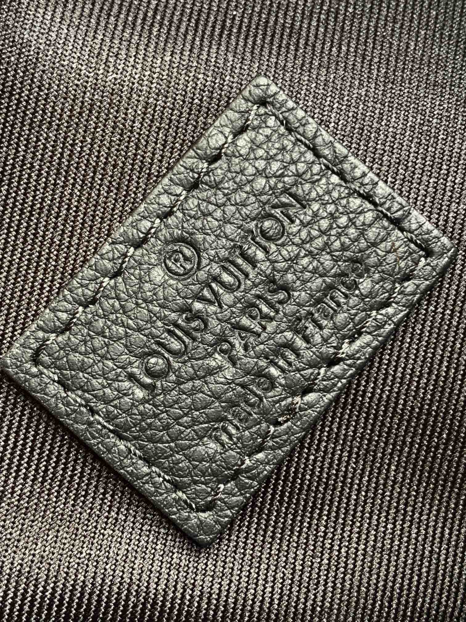 LV M46955 Alpha Messenger 24cm Monogram Embossed Shadow Cowhide mysite