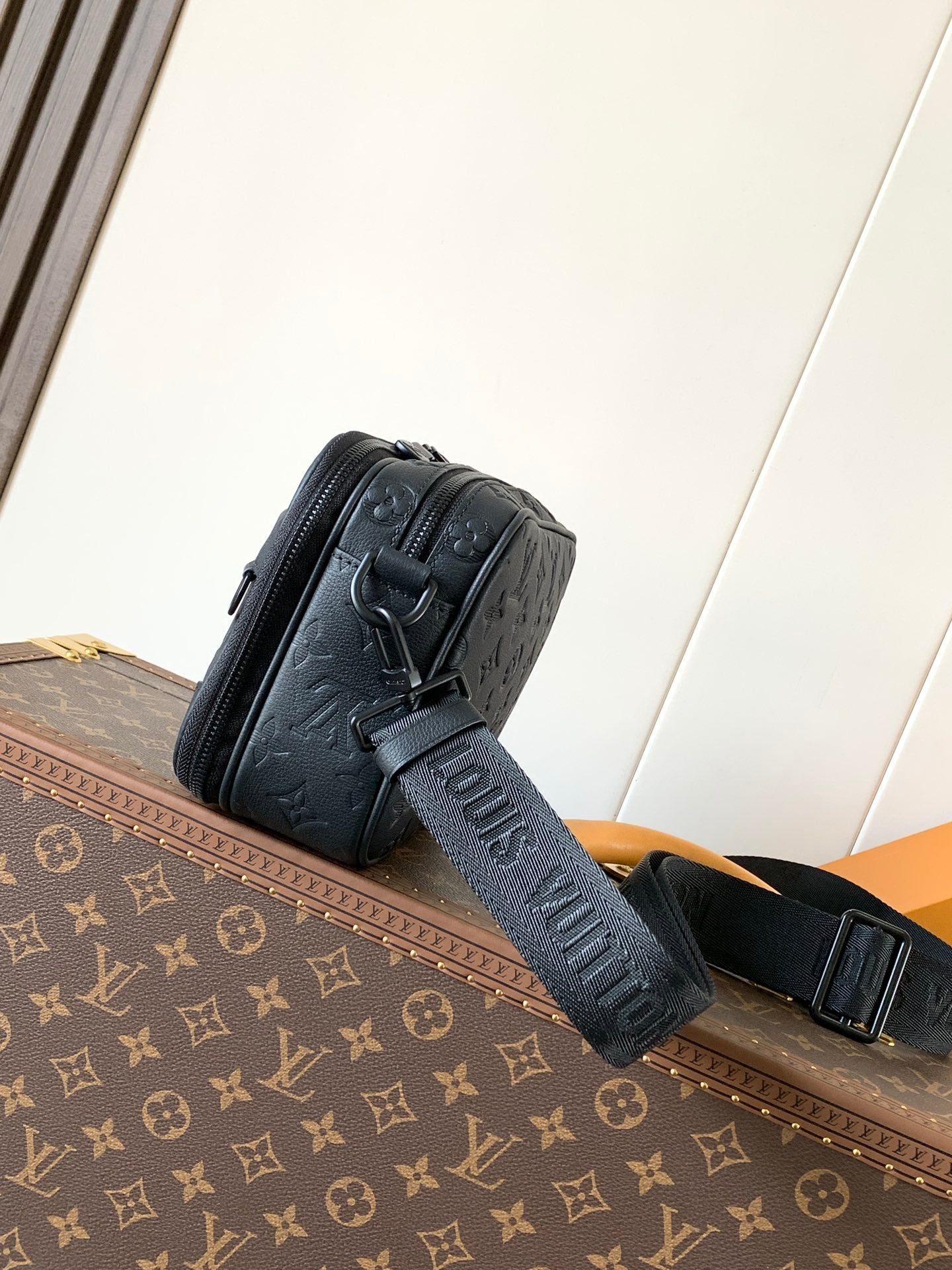 LV M46955 Alpha Messenger 24cm Monogram Embossed Shadow Cowhide mysite