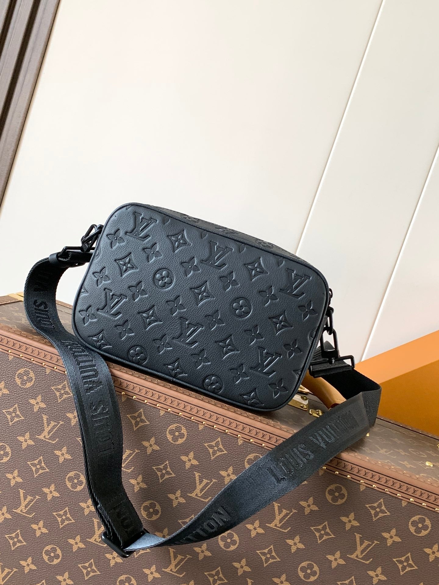 LV M46955 Alpha Messenger 24cm Monogram Embossed Shadow Cowhide mysite