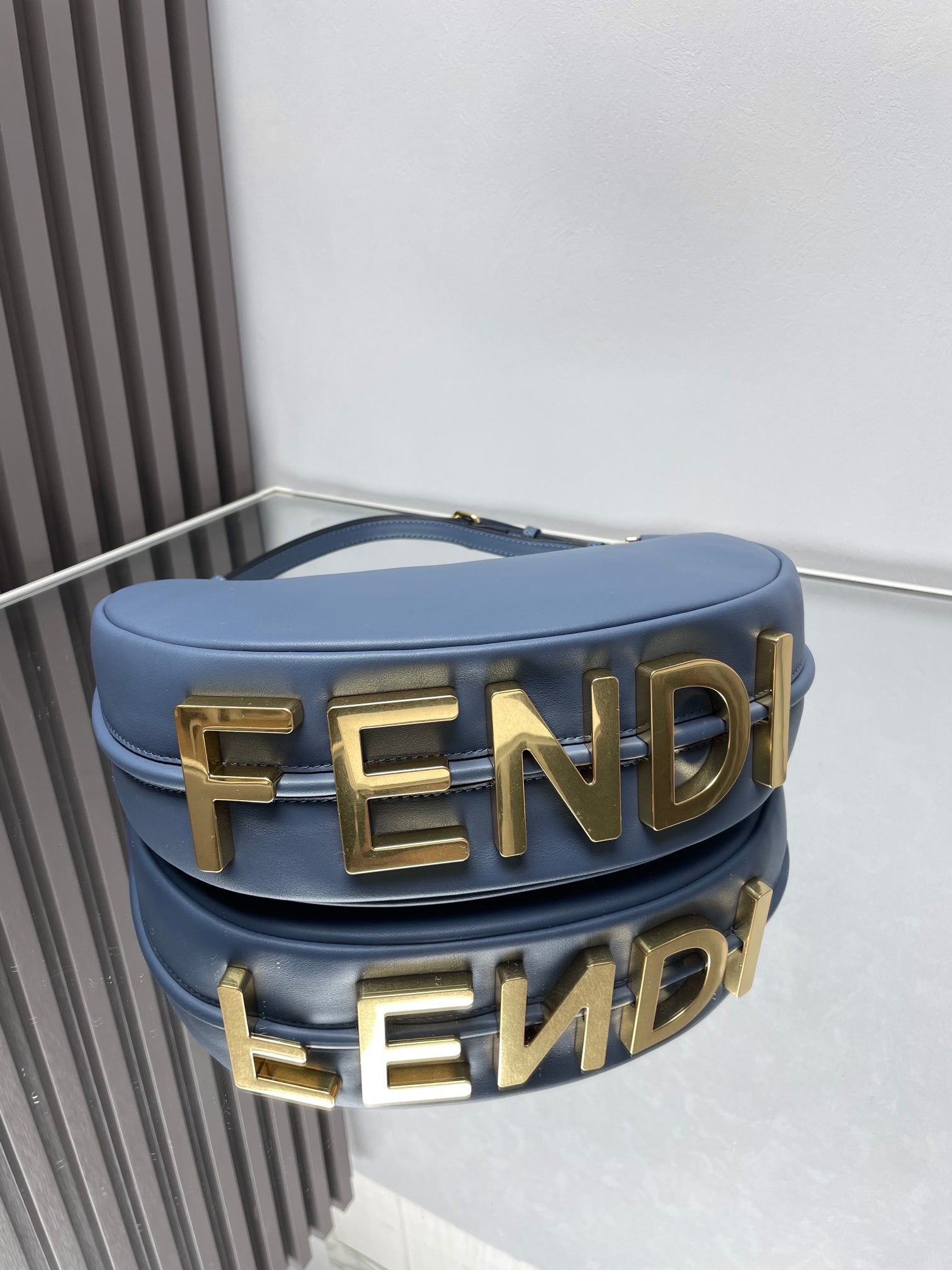 FENDIGRAPHY MEDIUM 29 IN QUEEN SMOOTH LAMBSKIN GOLD HARDWARE mysite