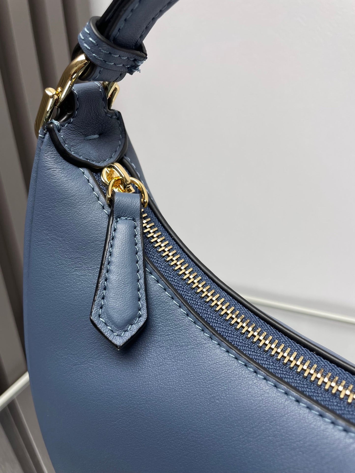 FENDIGRAPHY MEDIUM 29 IN QUEEN SMOOTH LAMBSKIN GOLD HARDWARE mysite