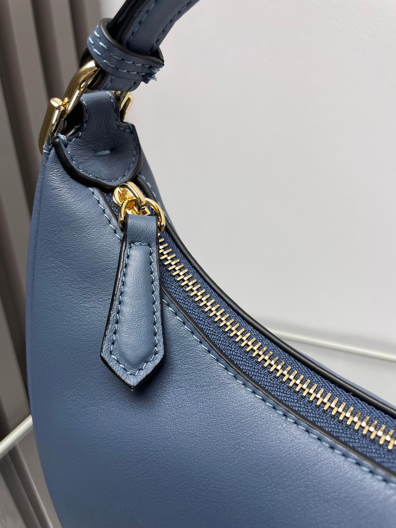 FENDIGRAPHY MEDIUM 29 IN QUEEN SMOOTH LAMBSKIN GOLD HARDWARE mysite