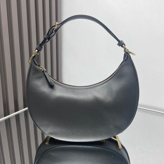 FENDIGRAPHY MEDIUM 29 IN BLACK SMOOTH LAMBSKIN GOLD HARDWARE mysite