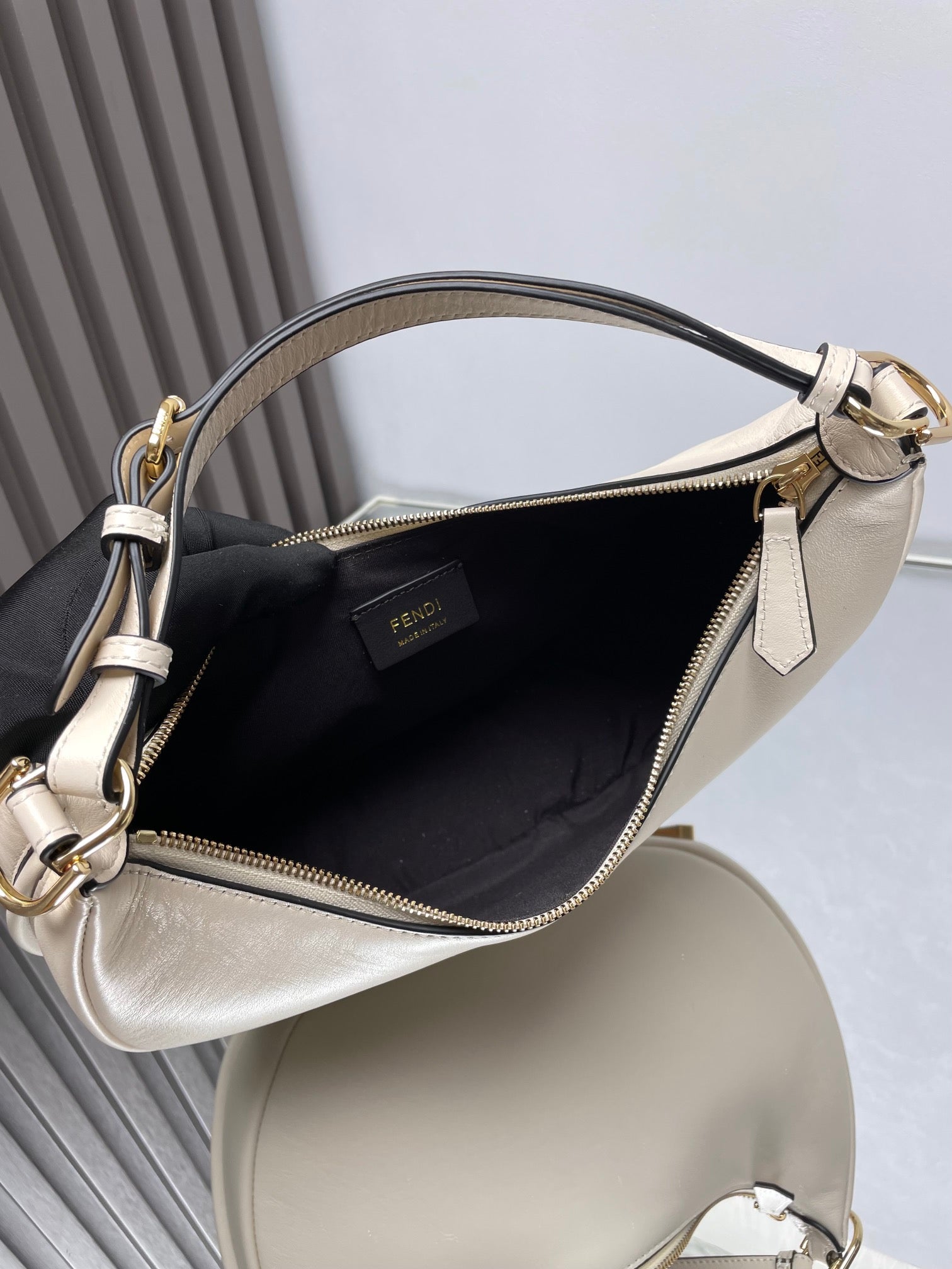 FENDIGRAPHY MEDIUM 29 IN WHITE SMOOTH LAMBSKIN GOLD HARDWARE mysite