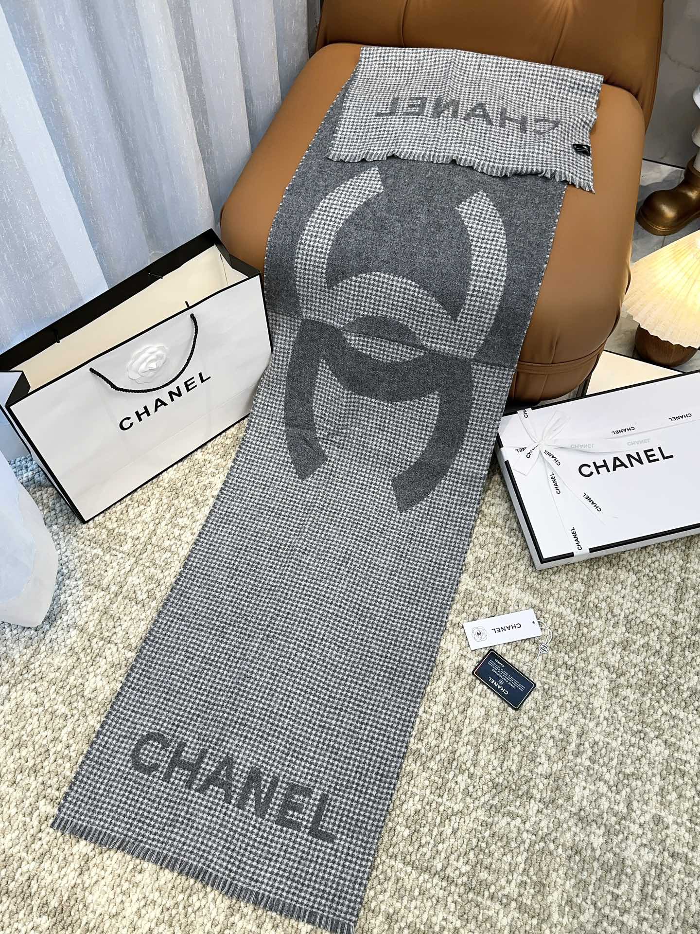 HOUNDSTOOTH SCARF 185 CM IN SHADOW GRAY CASHMERE 393122 mysite