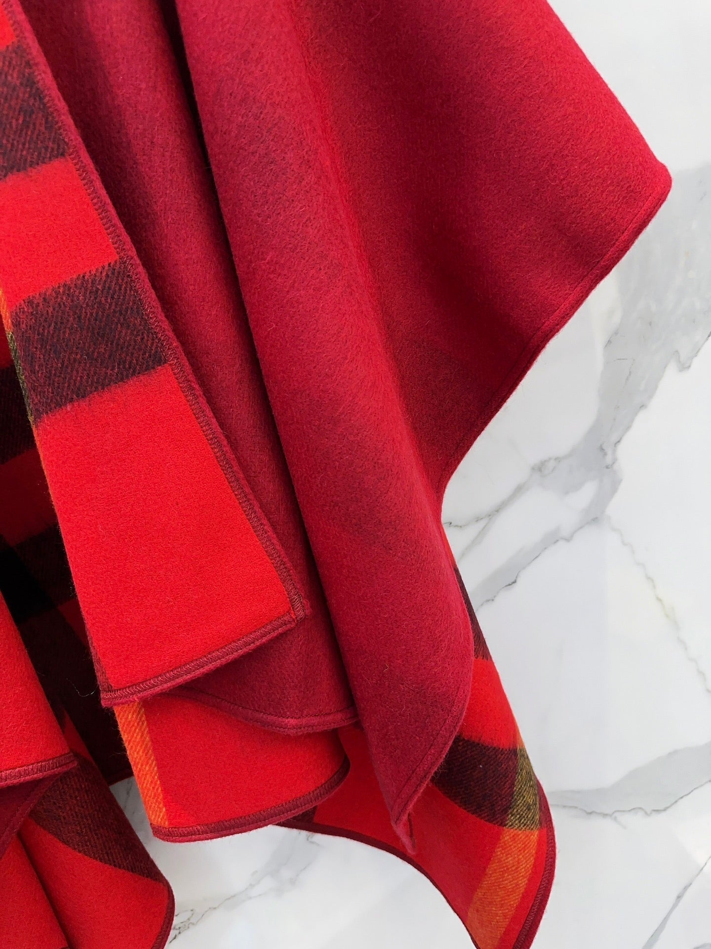 REVERSIBLE CHECK CASHMERE CAPE CHERRY RED AND BLACK 410134 mysite