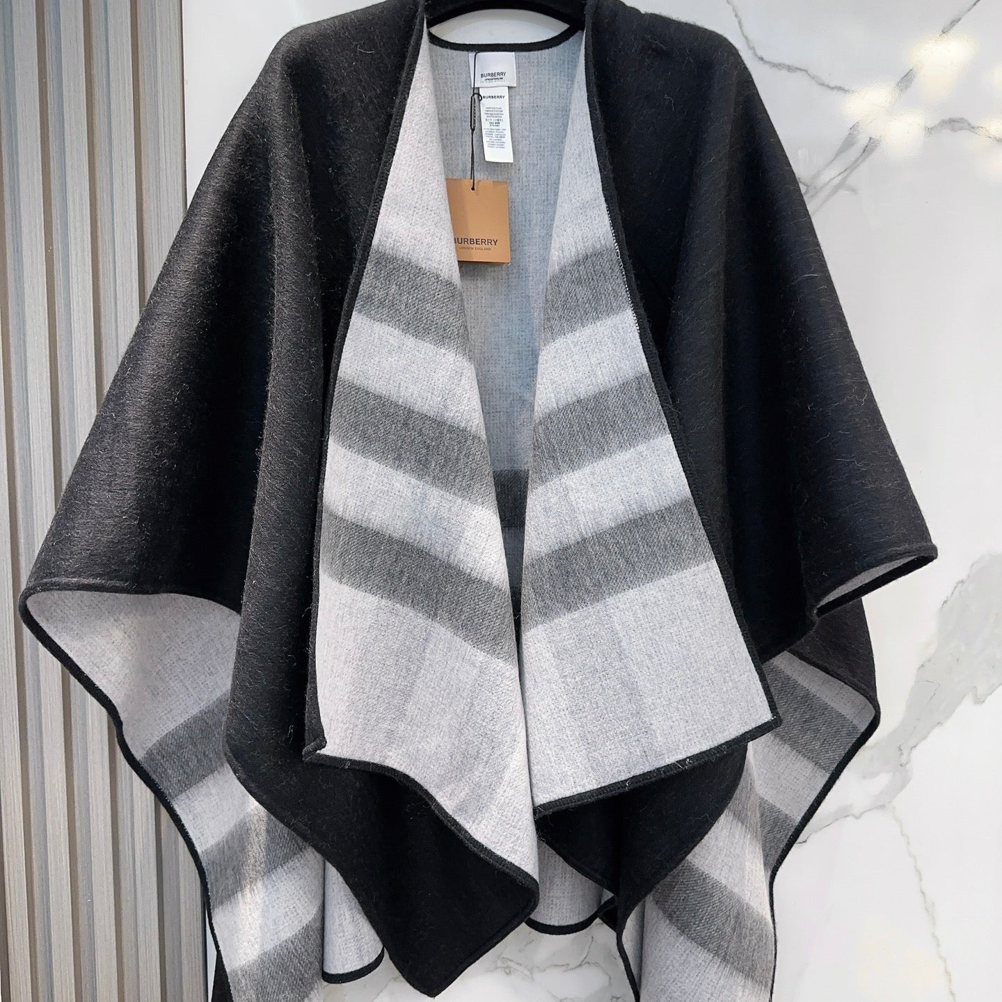 REVERSIBLE CHECK CASHMERE CAPE BLACK AND LIGHT GRAY 410135 mysite
