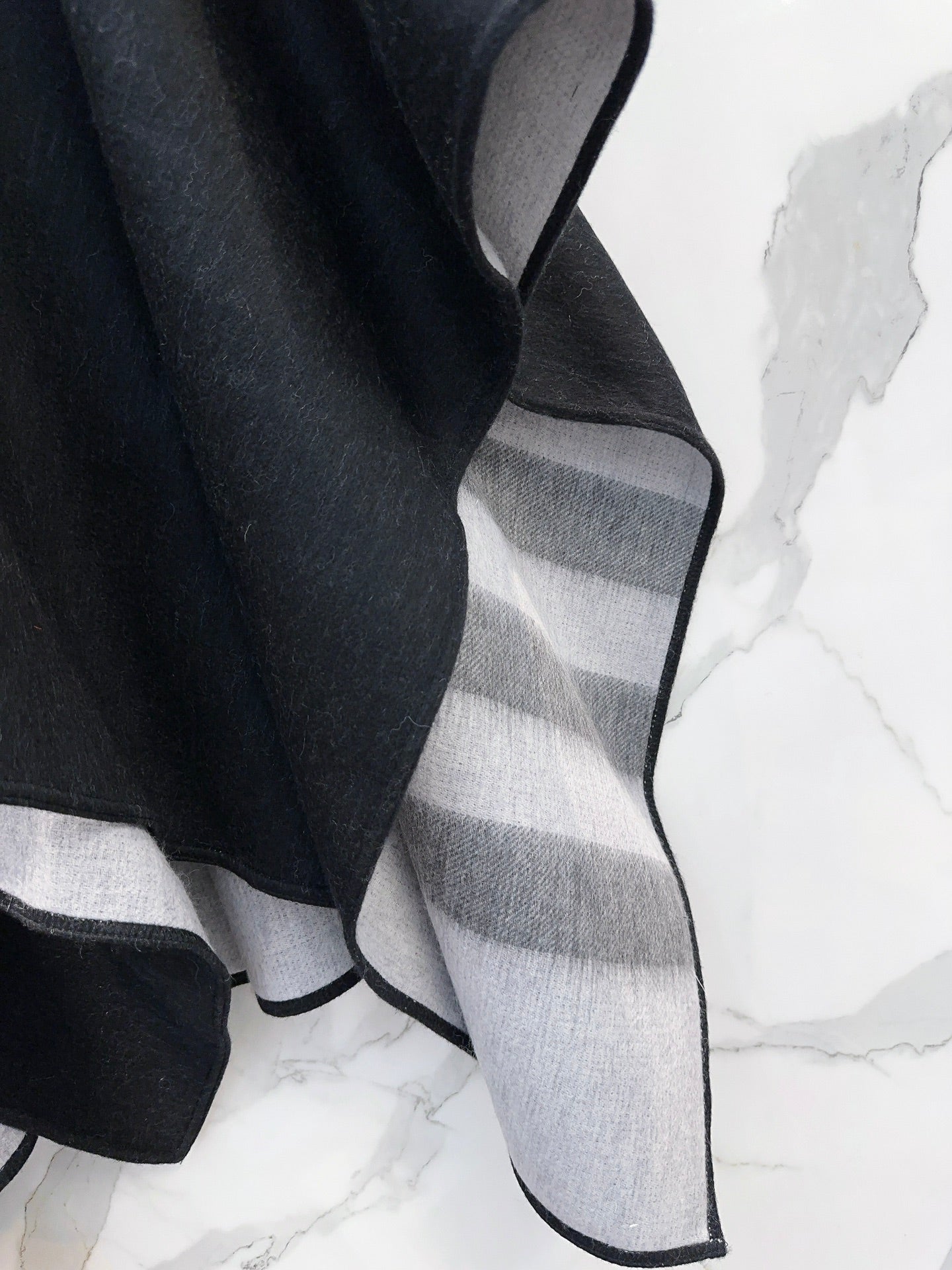 REVERSIBLE CHECK CASHMERE CAPE BLACK AND LIGHT GRAY 410135 mysite