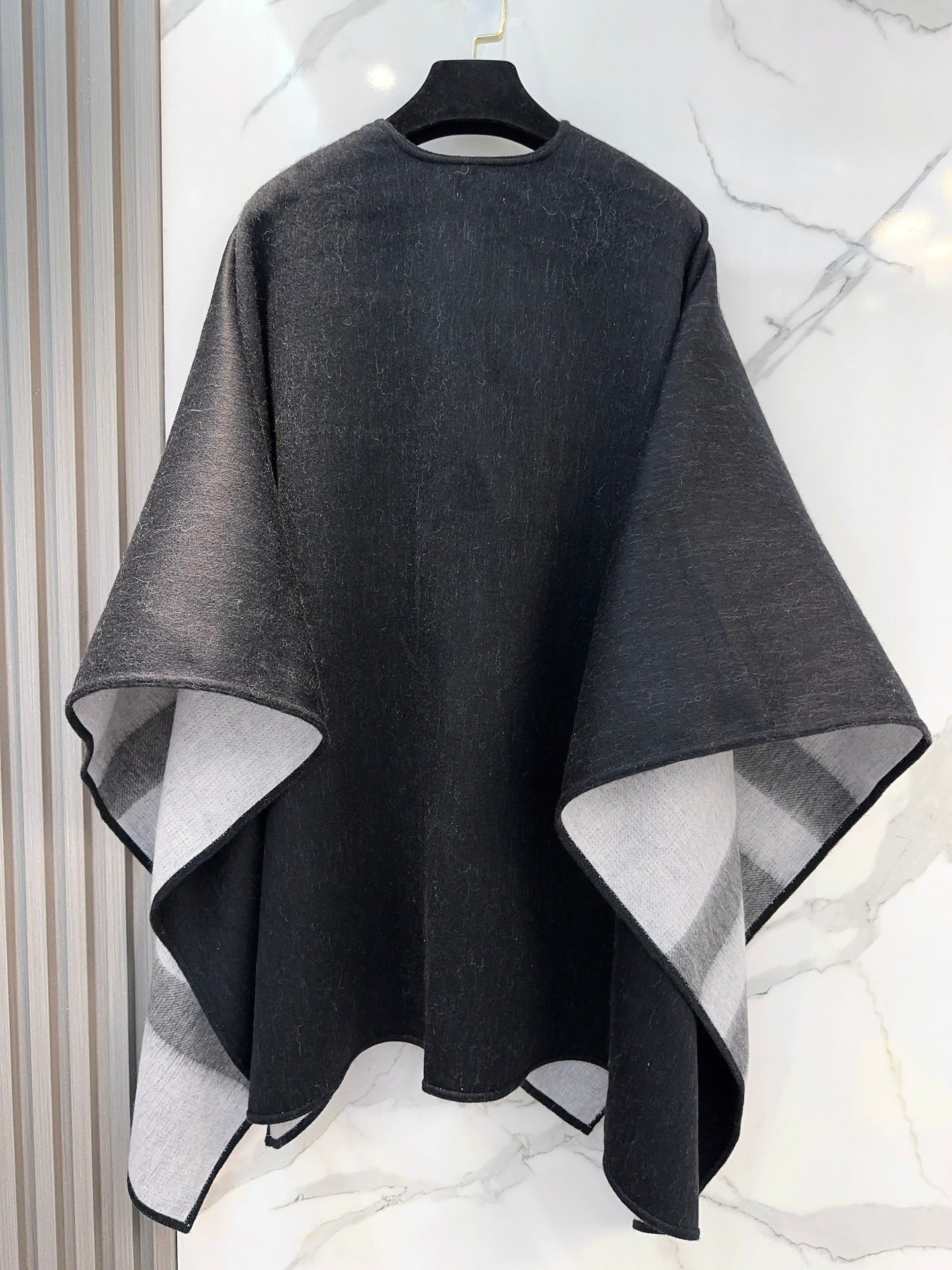 REVERSIBLE CHECK CASHMERE CAPE BLACK AND LIGHT GRAY 410135 mysite