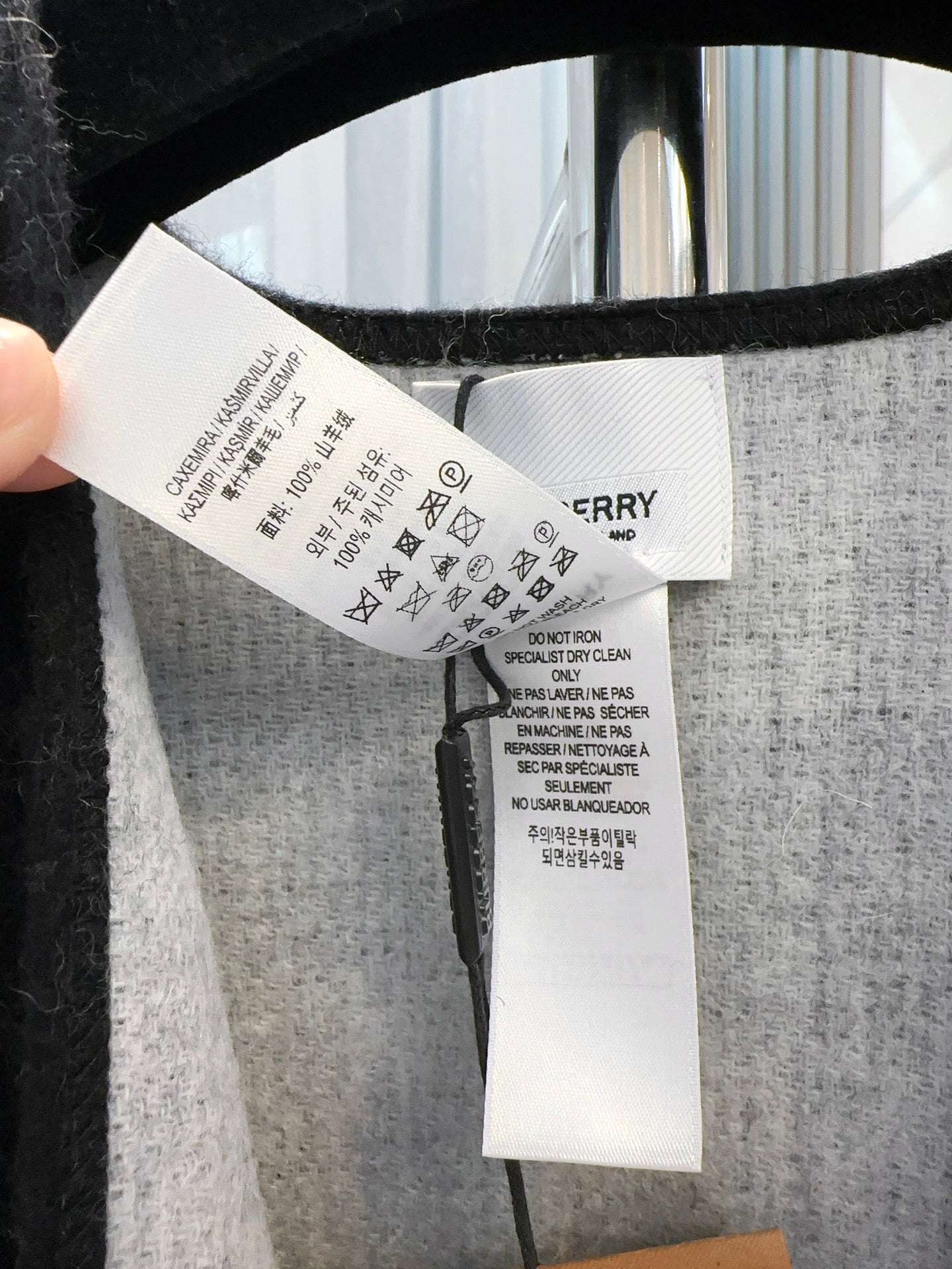 REVERSIBLE CHECK CASHMERE CAPE BLACK AND LIGHT GRAY 410135 mysite