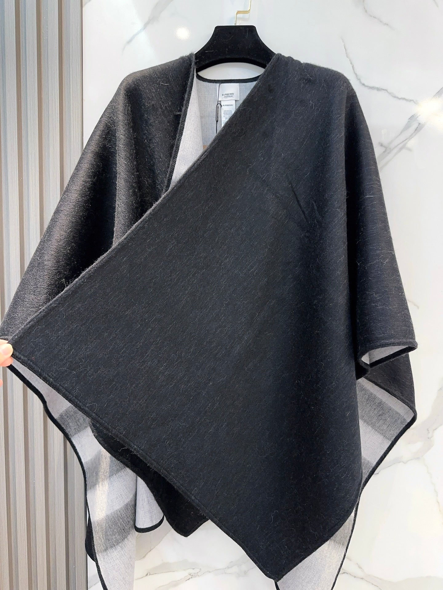 REVERSIBLE CHECK CASHMERE CAPE BLACK AND LIGHT GRAY 410135 mysite