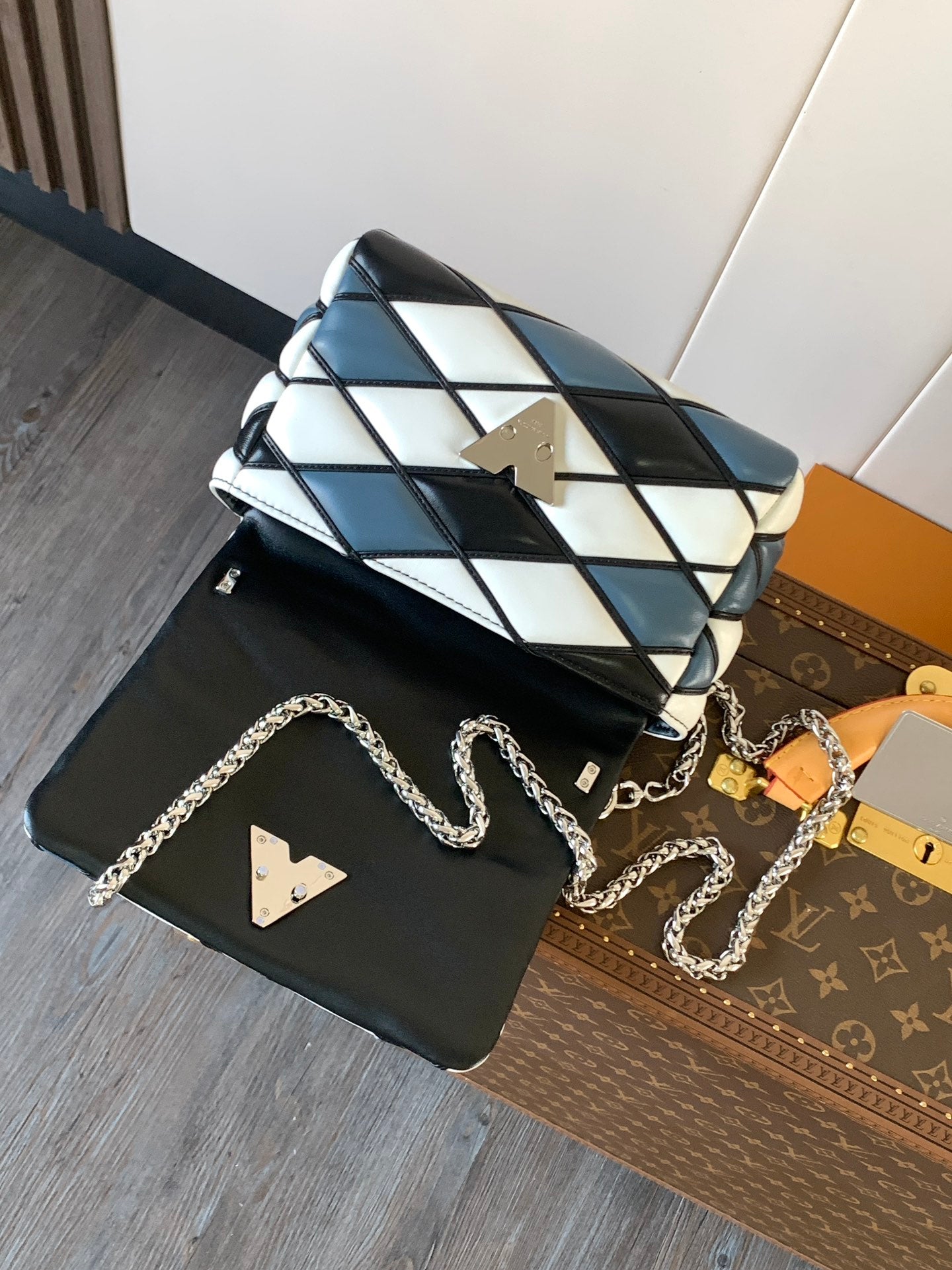 LV WOC Go-14 20cm White Black Blue Sheepskin Metal HW mysite